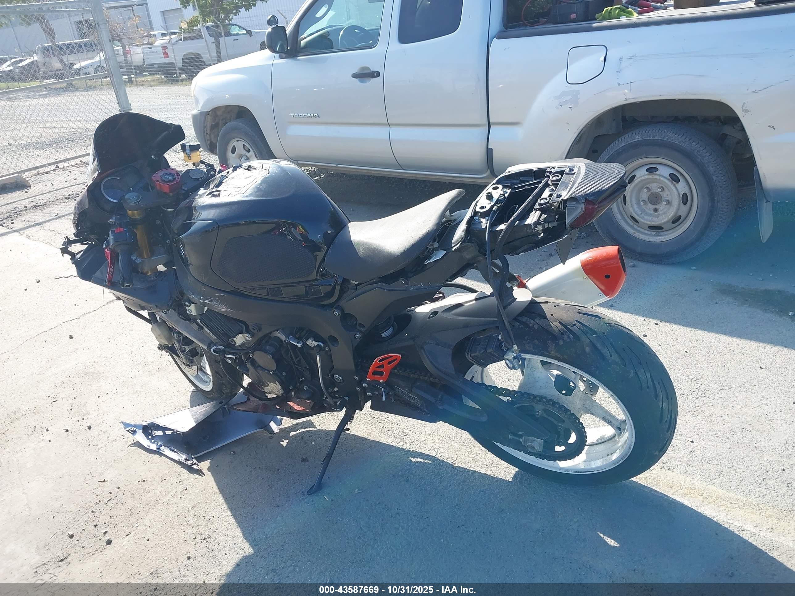 SUZUKI GSX-R750 image 3