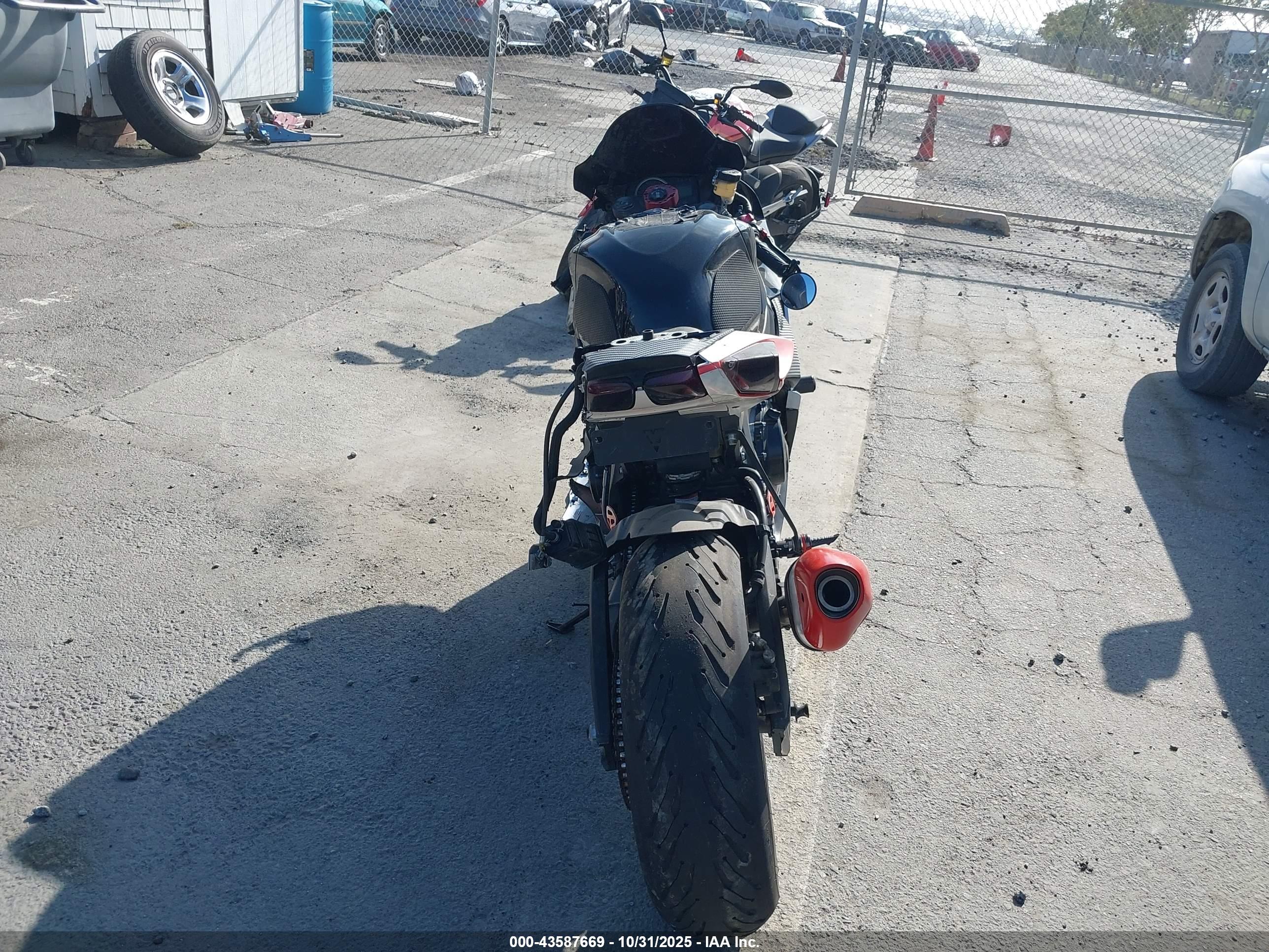 SUZUKI GSX-R750 image 6
