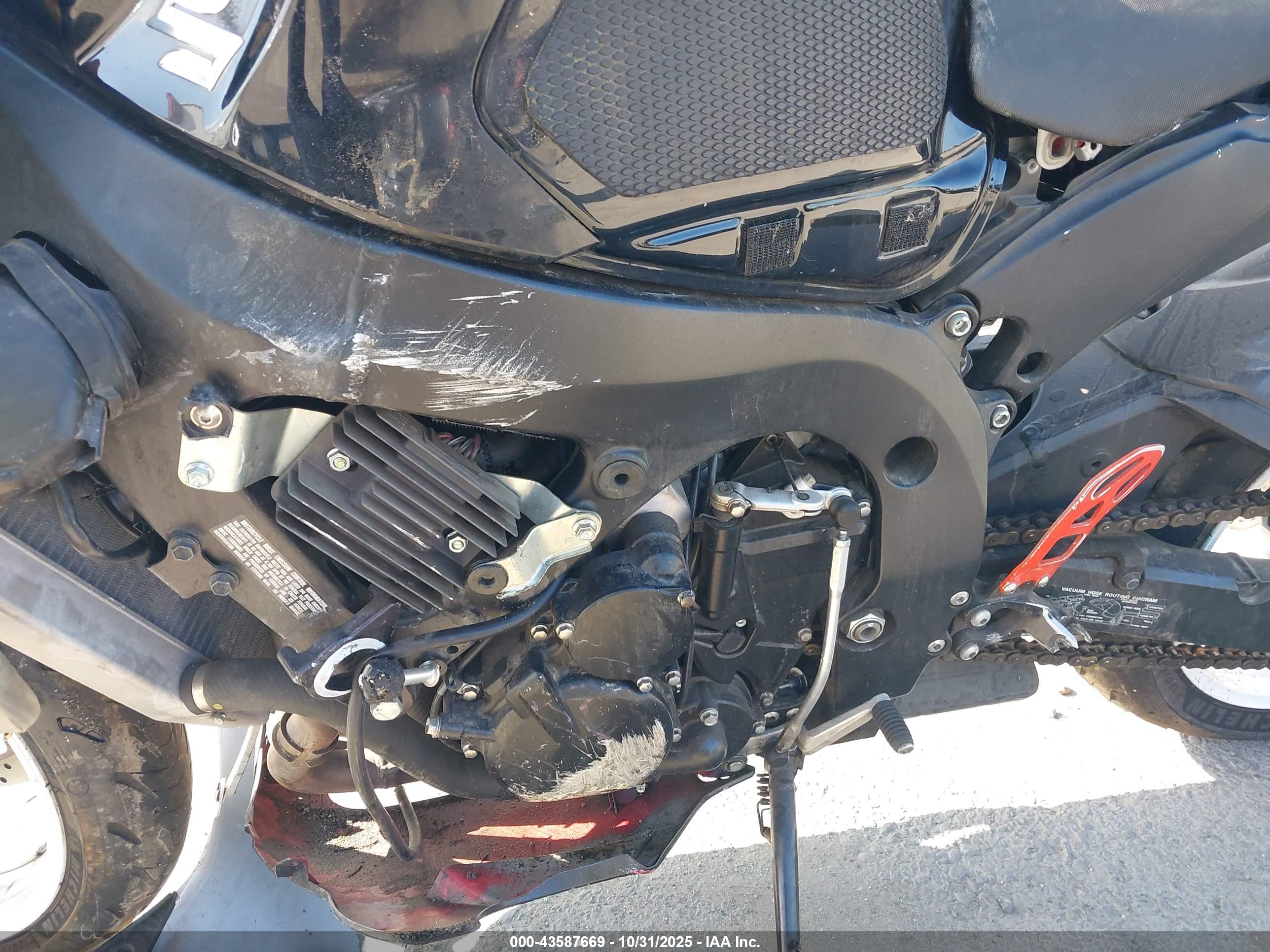 SUZUKI GSX-R750 image 9