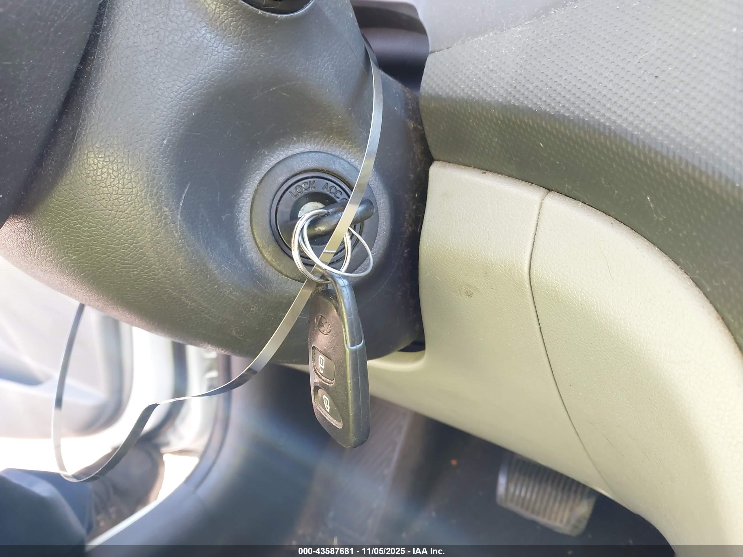 HYUNDAI ACCENT image 11