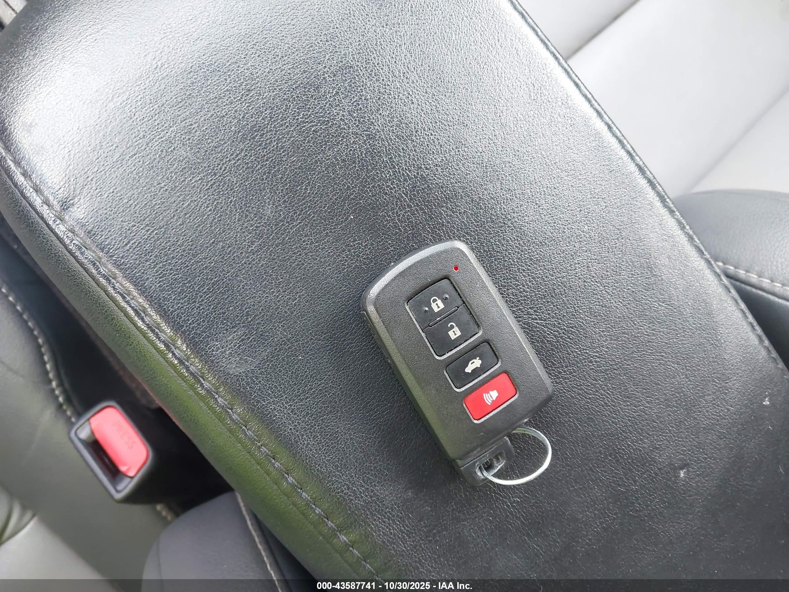 TOYOTA RAV4 image 11