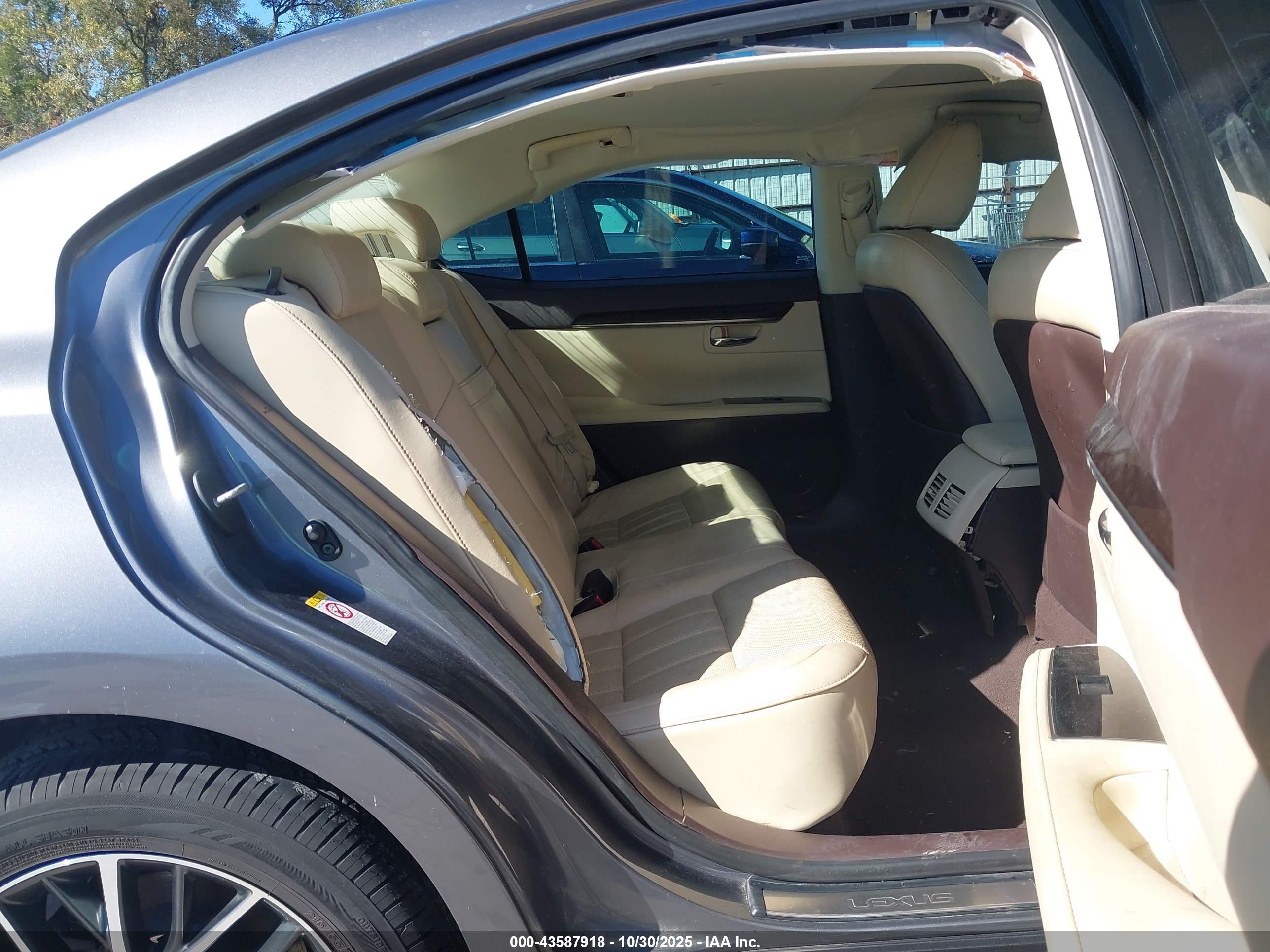 LEXUS ES image 8