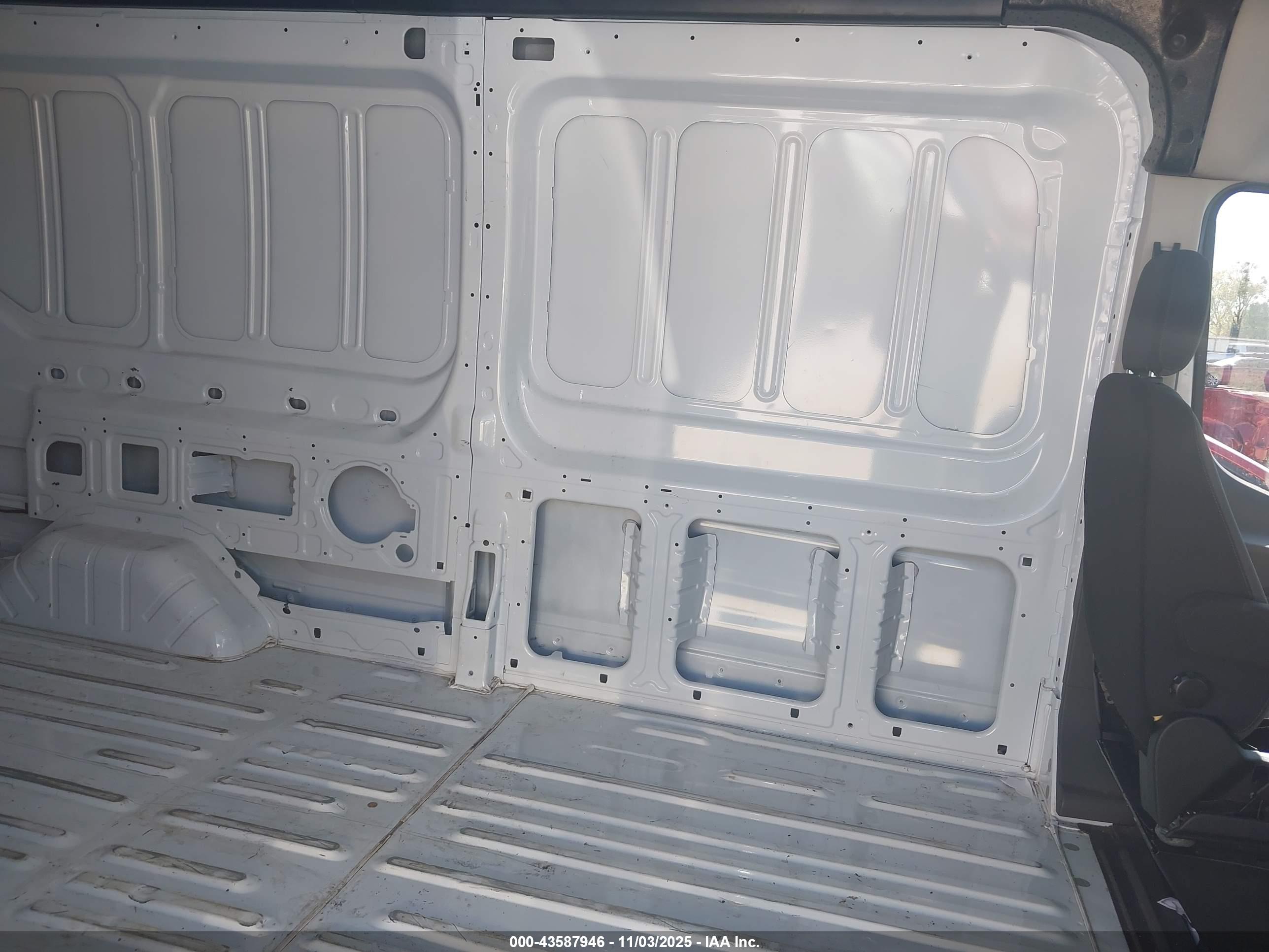 FORD TRANSIT-250 image 8