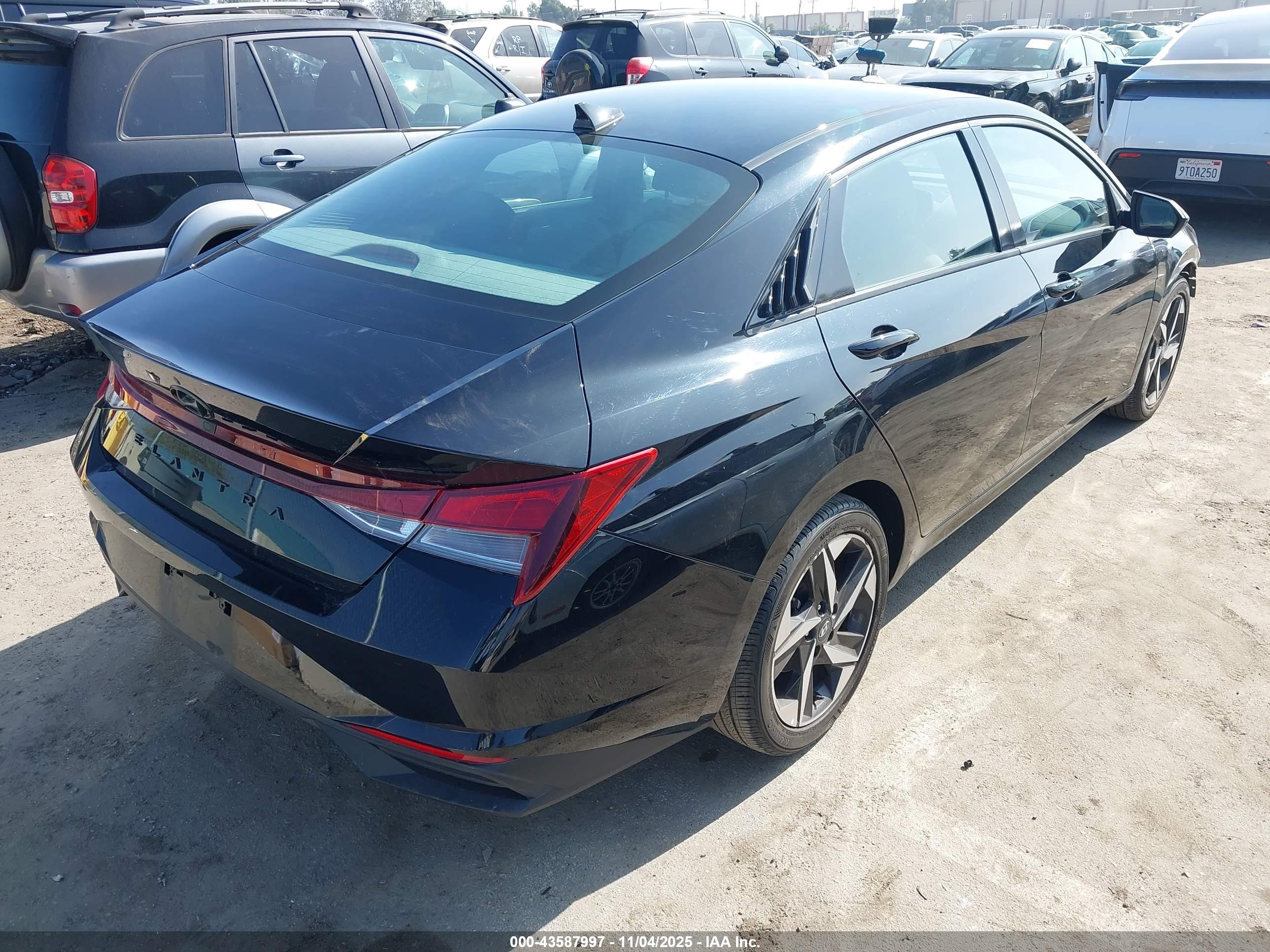 HYUNDAI ELANTRA image 4