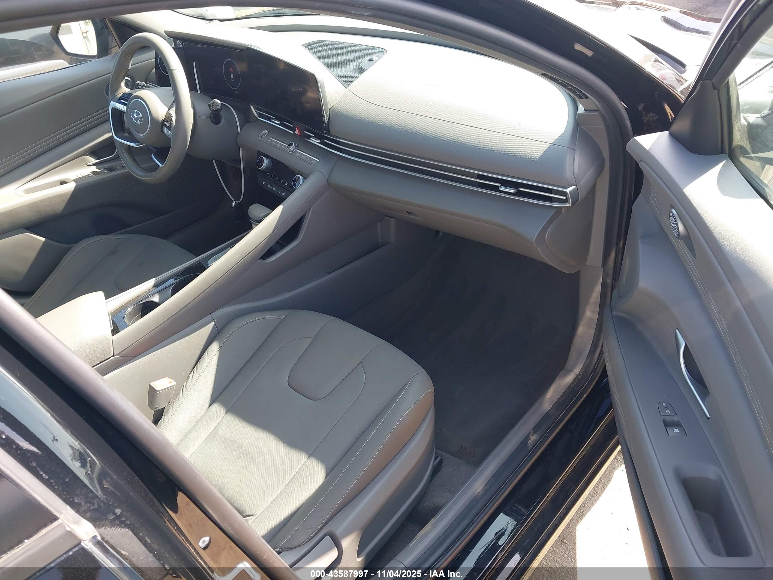 HYUNDAI ELANTRA image 5