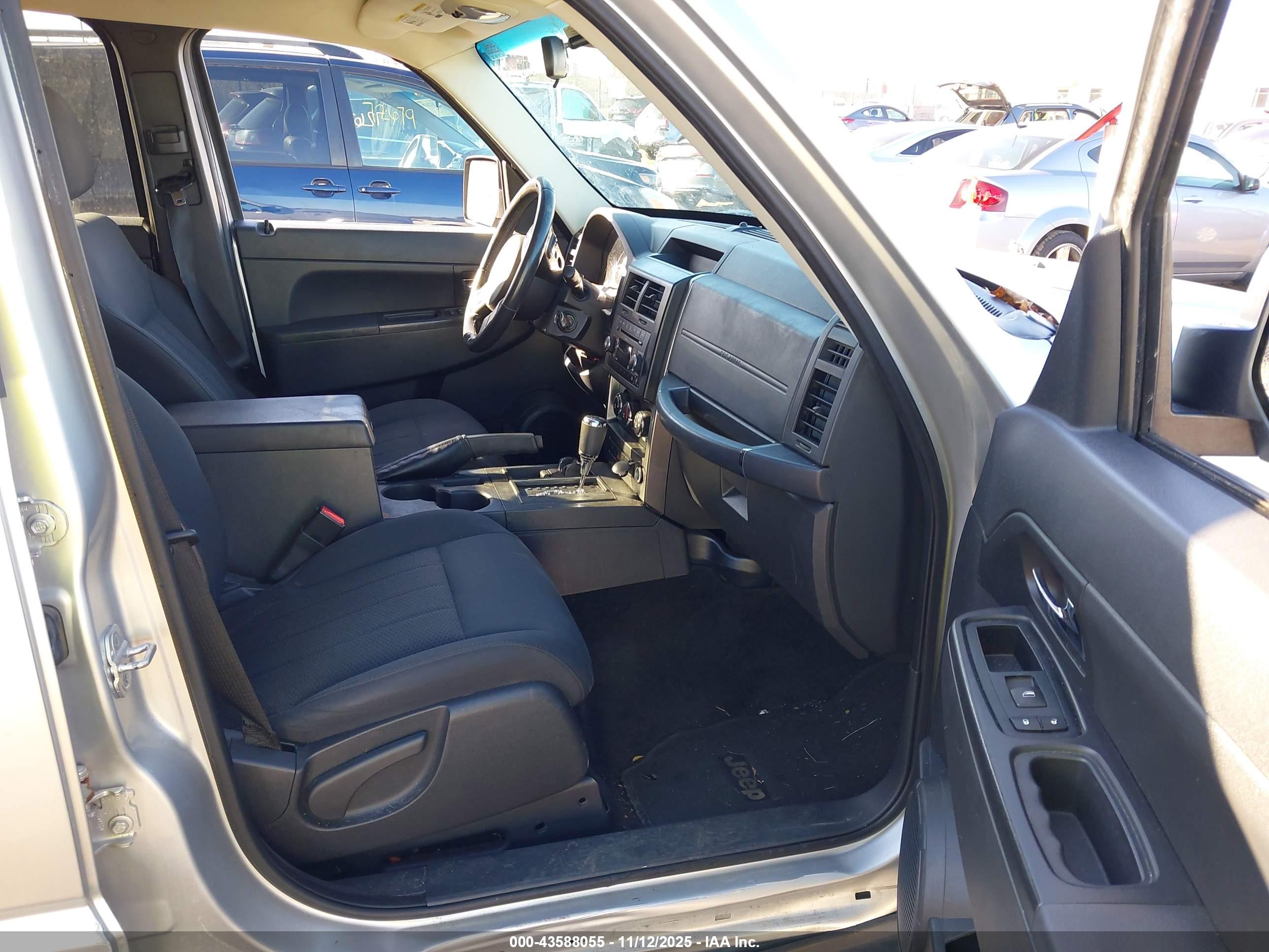 JEEP LIBERTY image 5