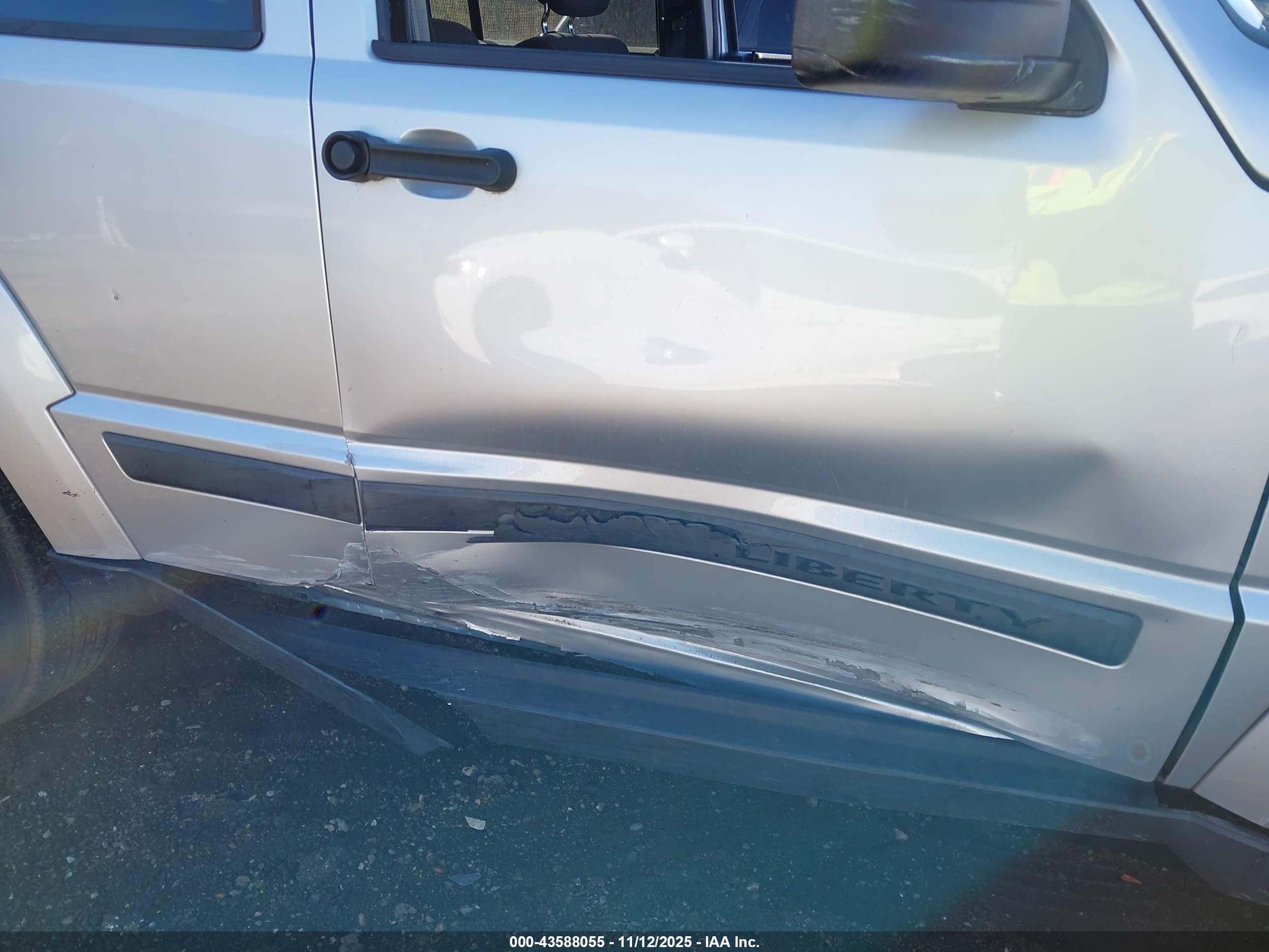 JEEP LIBERTY image 6