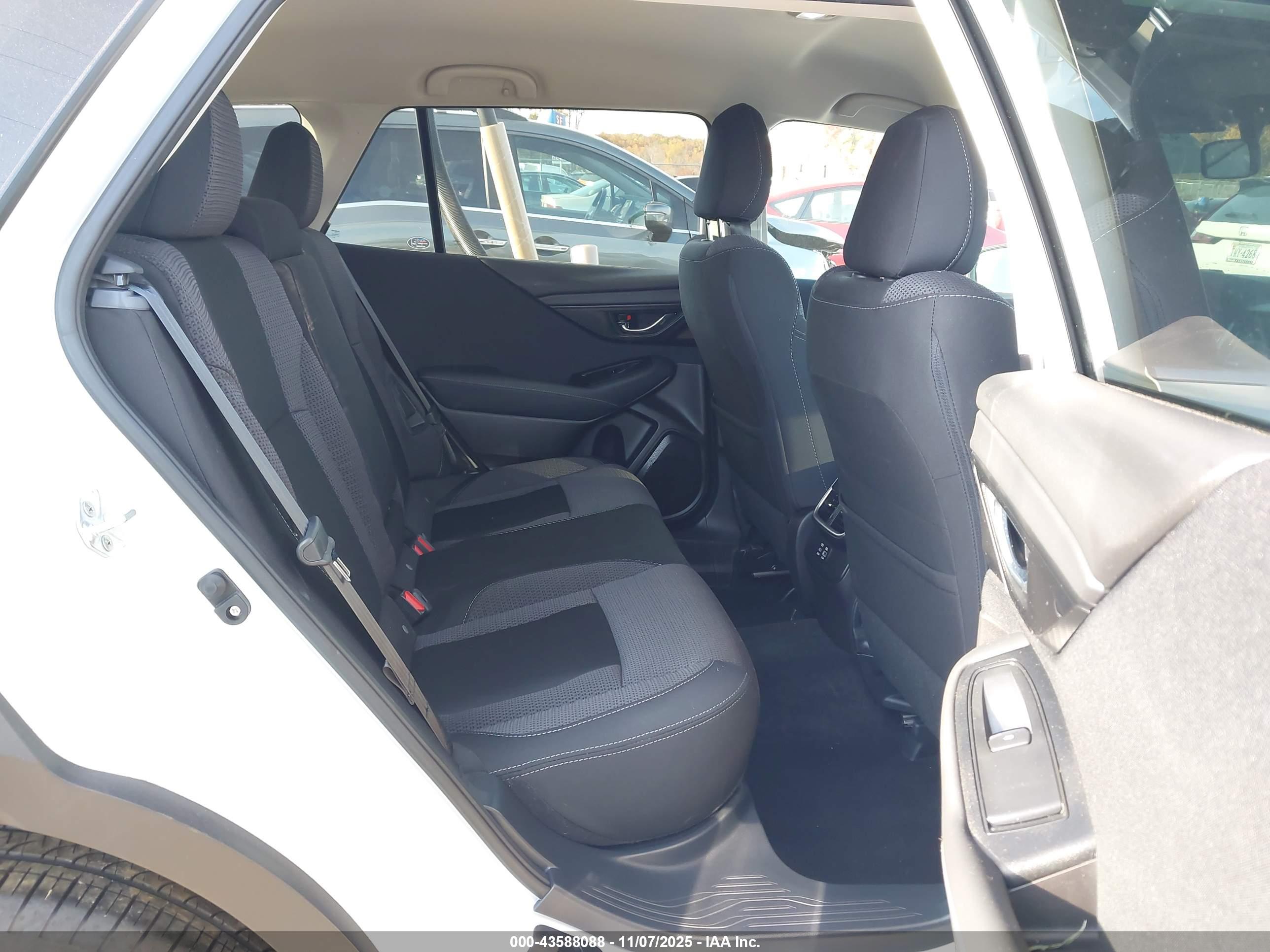 SUBARU OUTBACK image 8