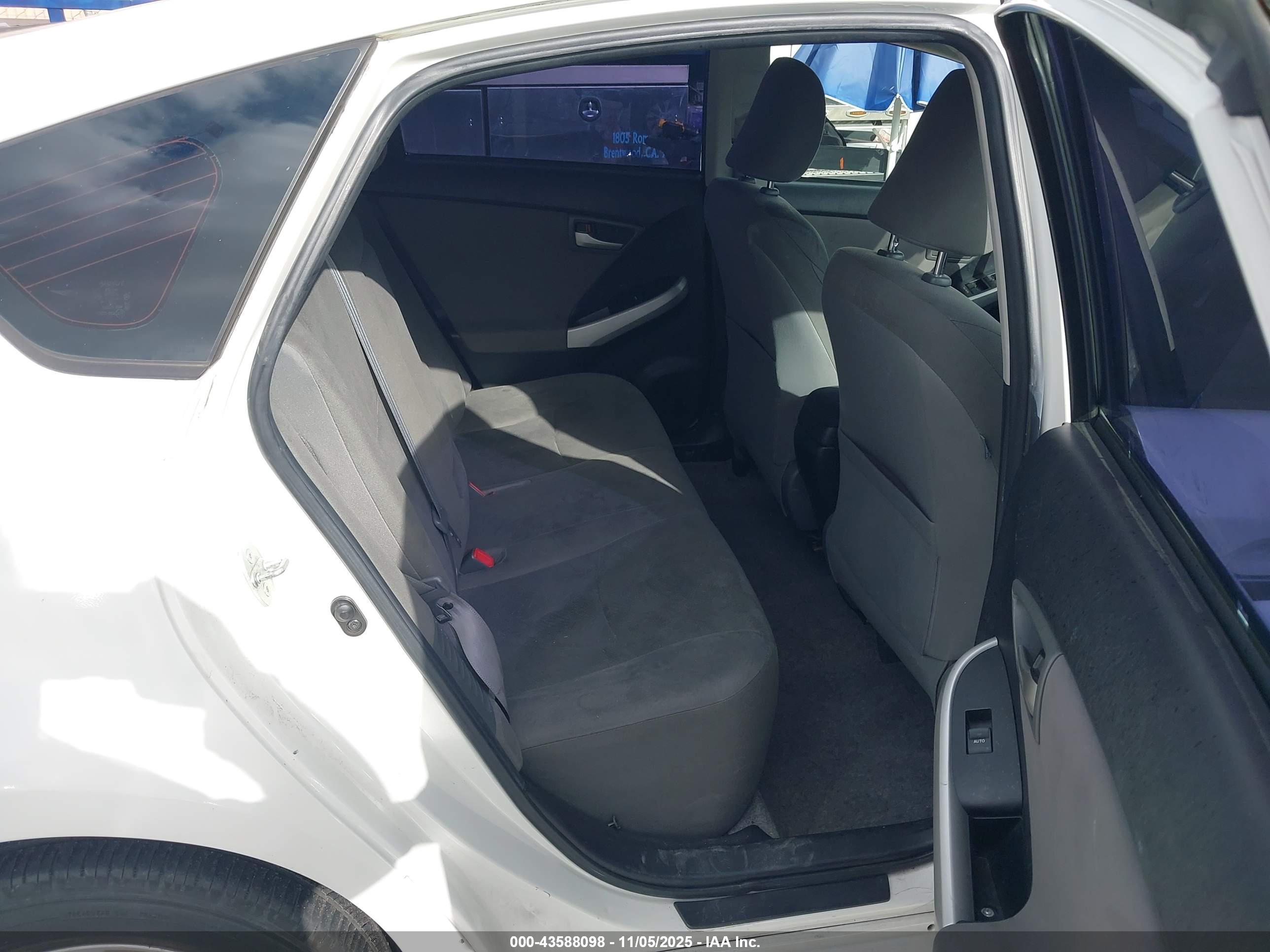 TOYOTA PRIUS image 8