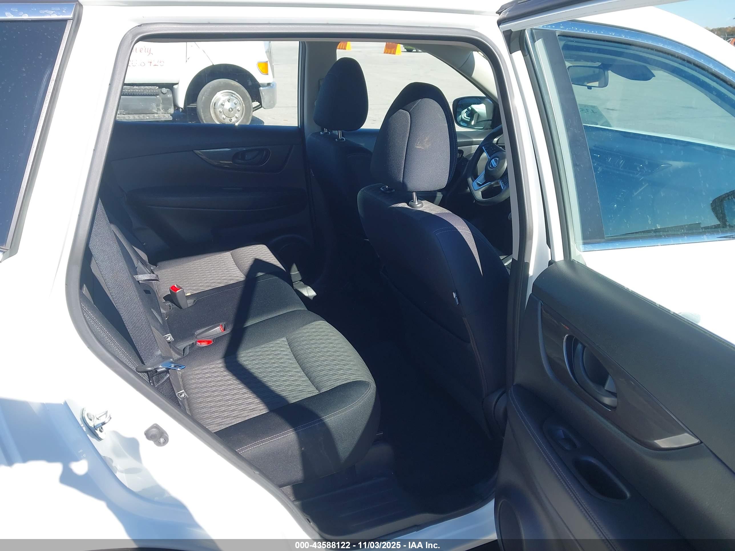 NISSAN ROGUE image 8