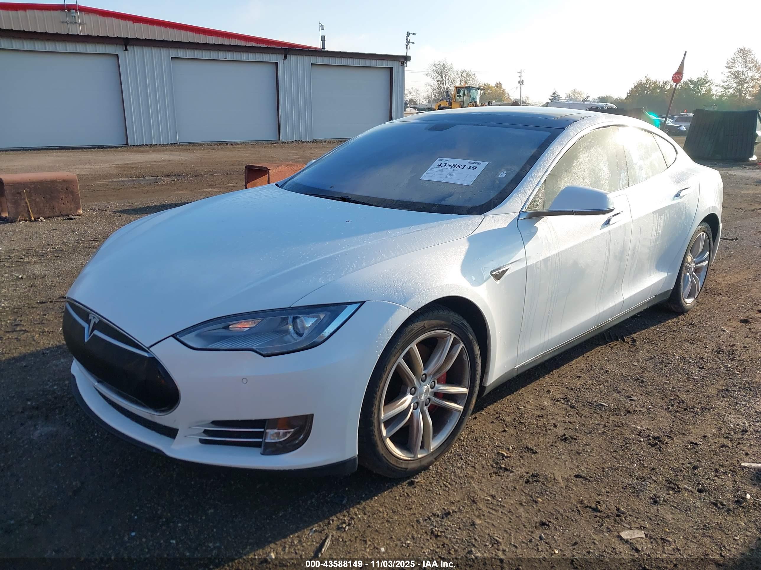 TESLA MODEL image 2