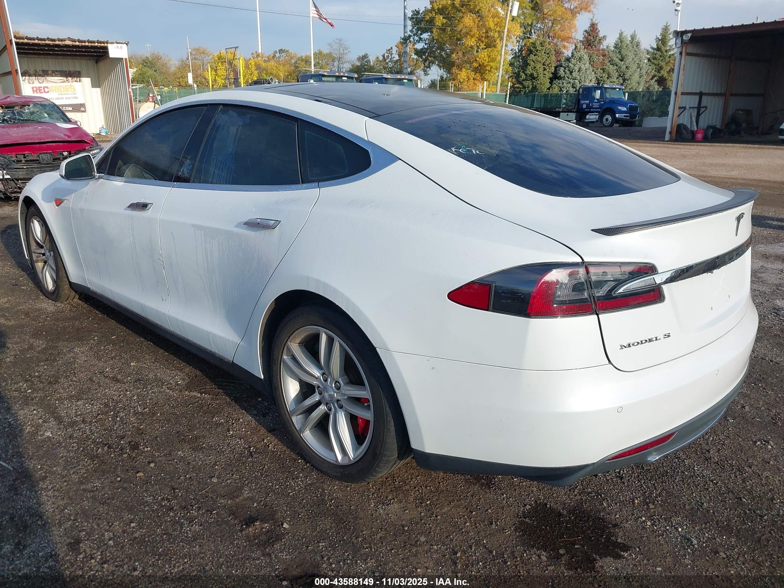 TESLA MODEL image 3