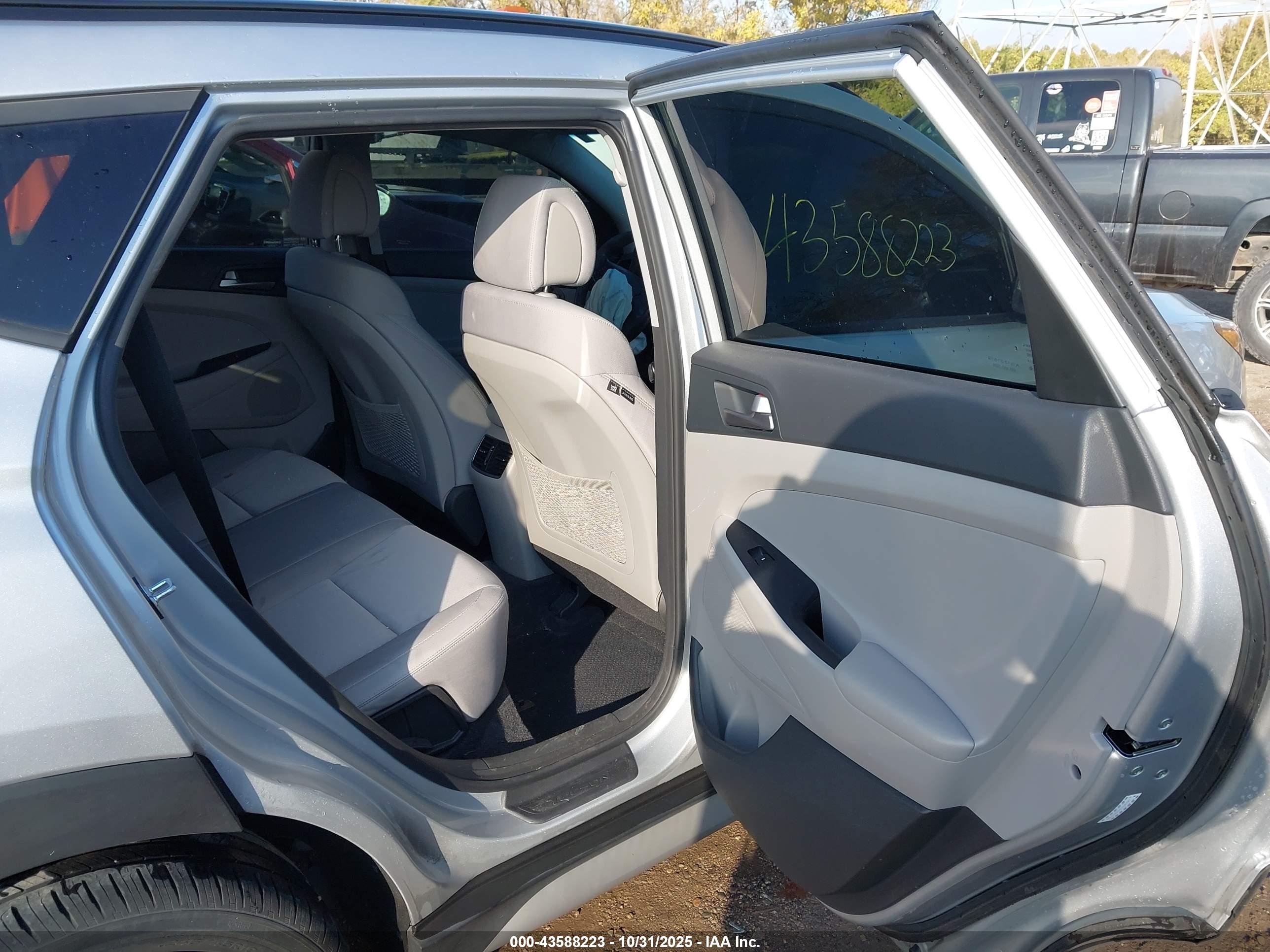 HYUNDAI TUCSON image 8