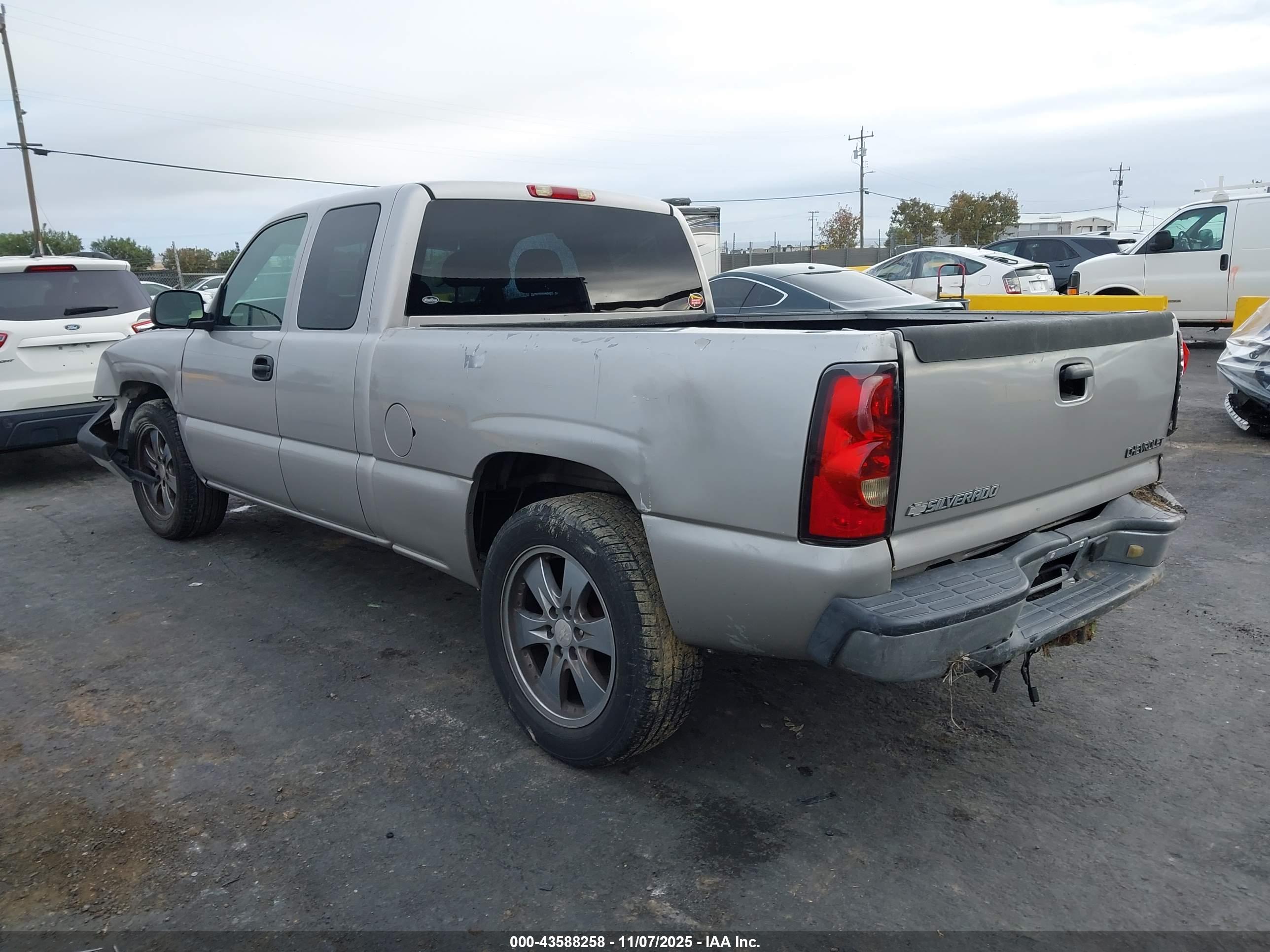 CHEVROLET SILVERADO image 3