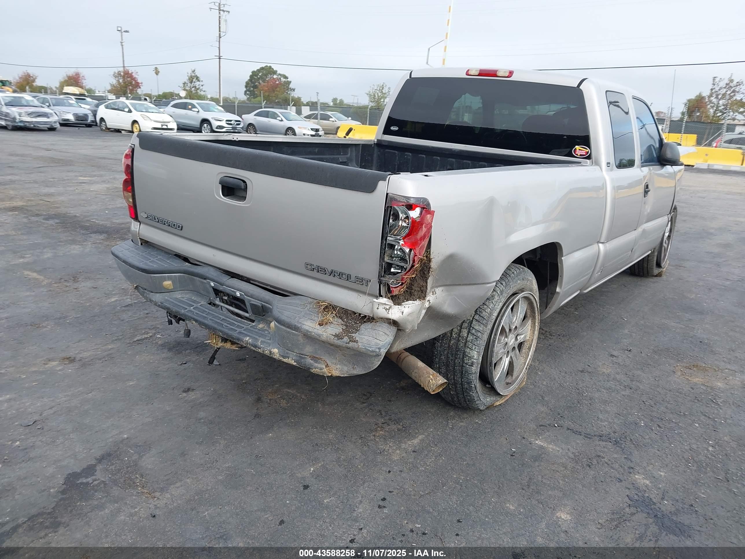 CHEVROLET SILVERADO image 4