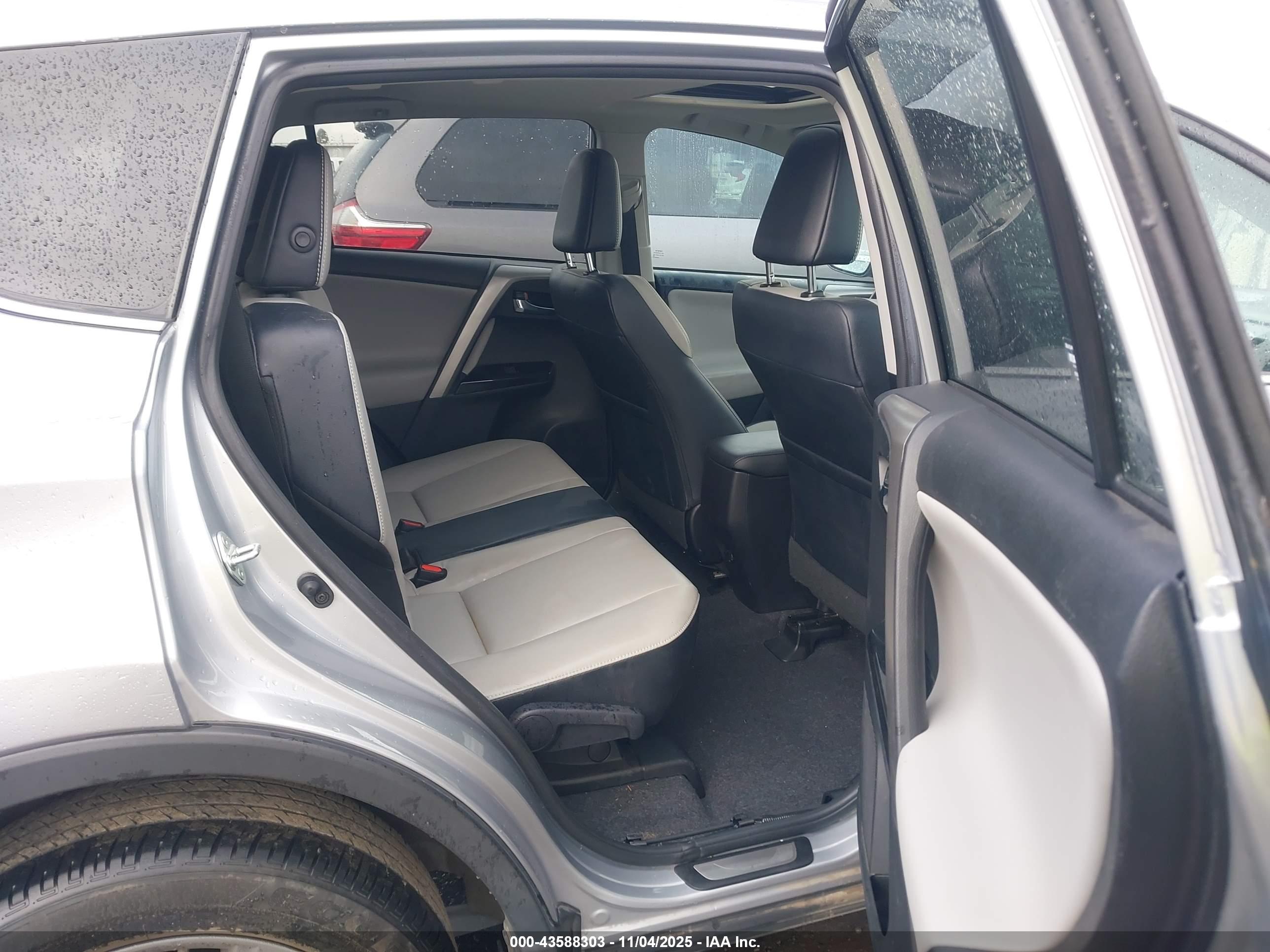 TOYOTA RAV4 image 8