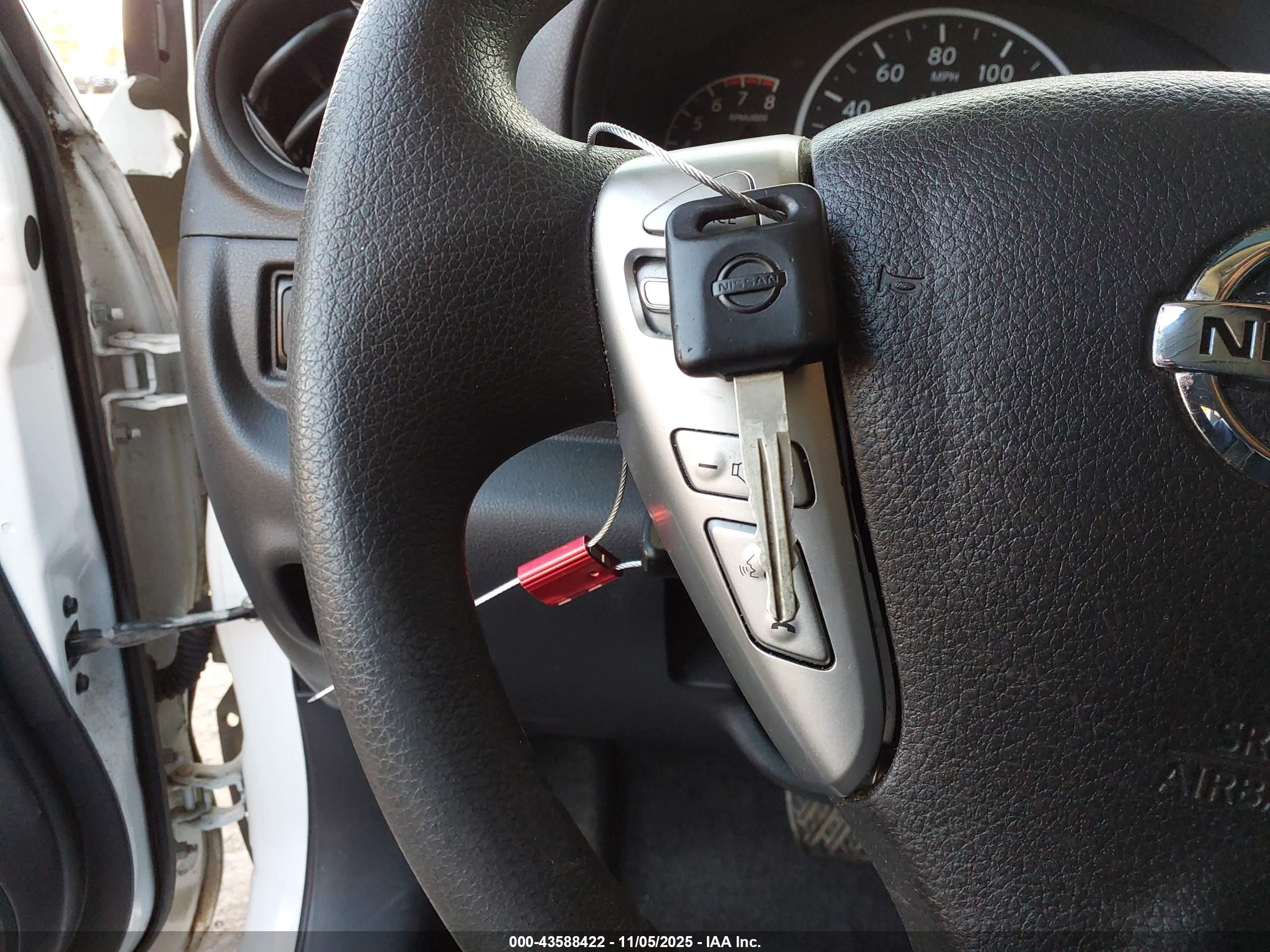 NISSAN VERSA image 11