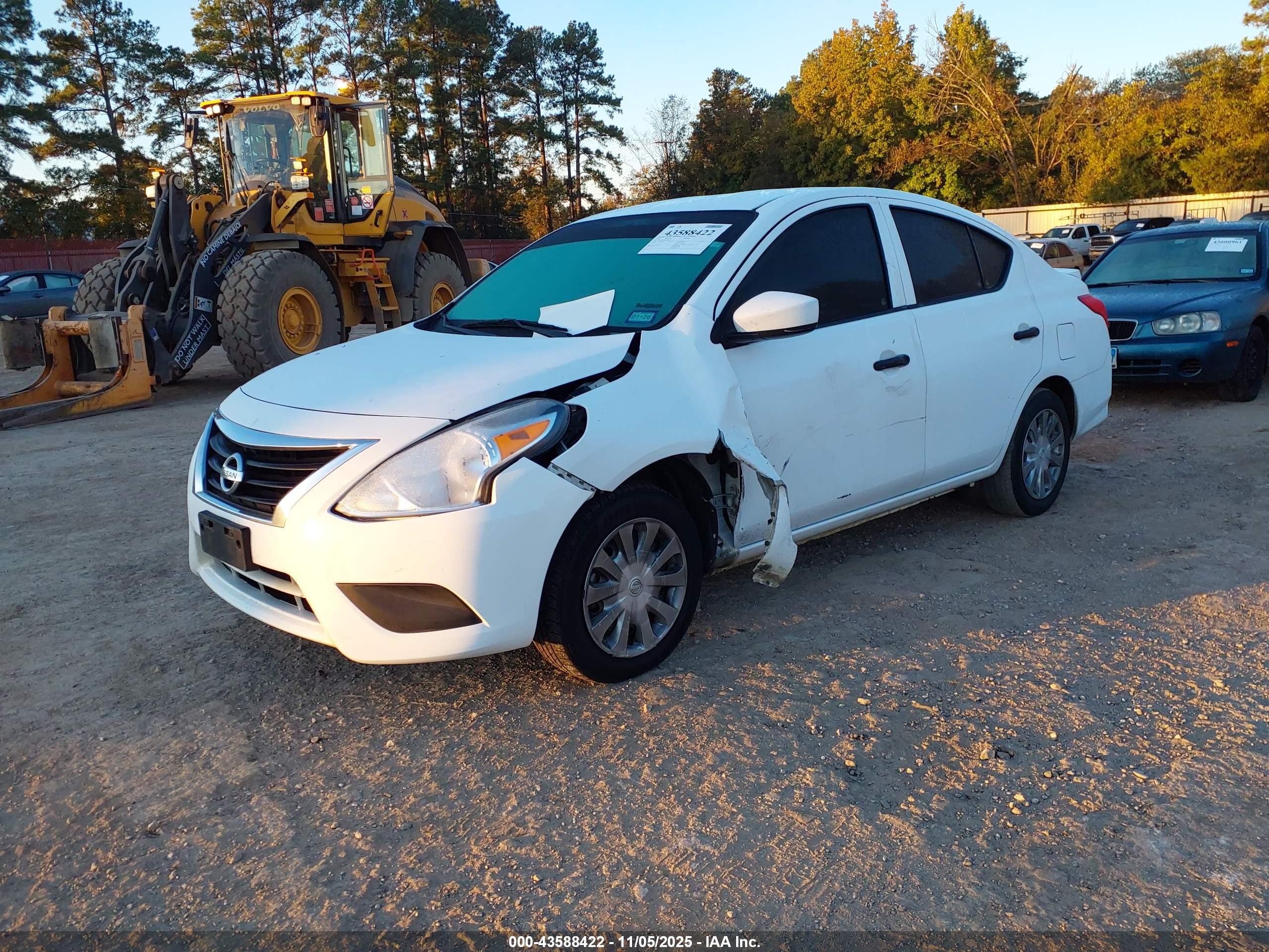 NISSAN VERSA image 2