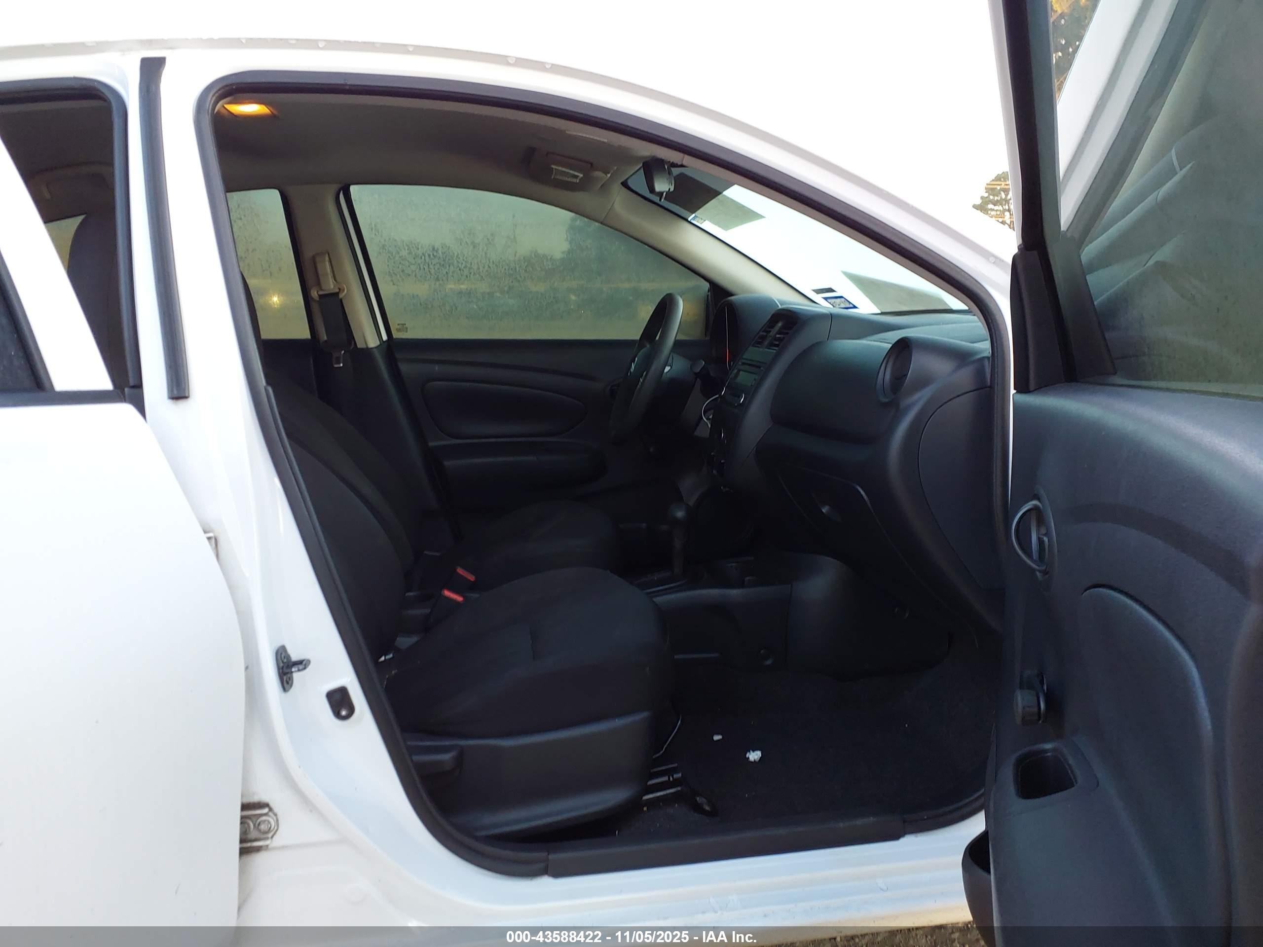 NISSAN VERSA image 5