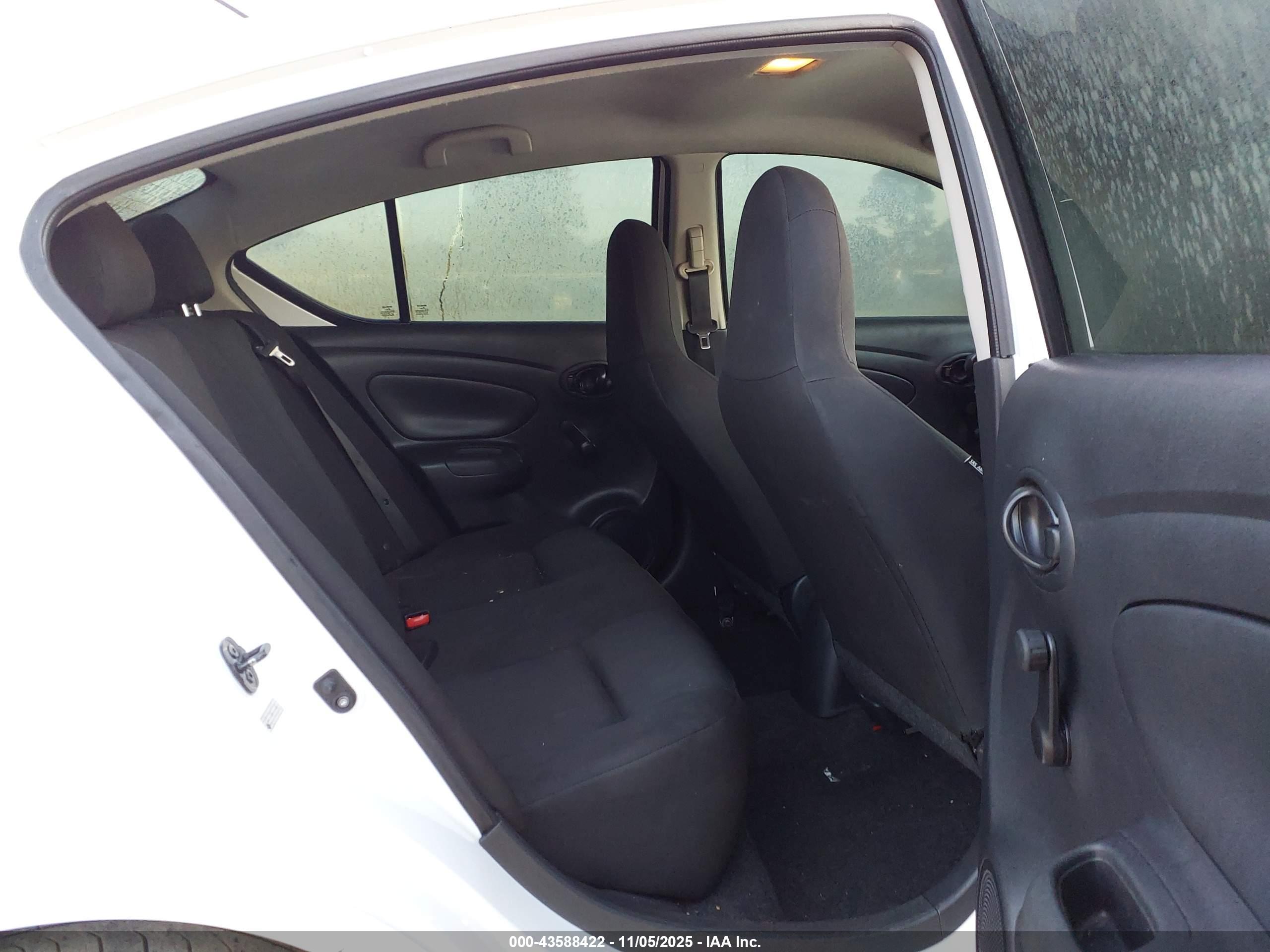 NISSAN VERSA image 8