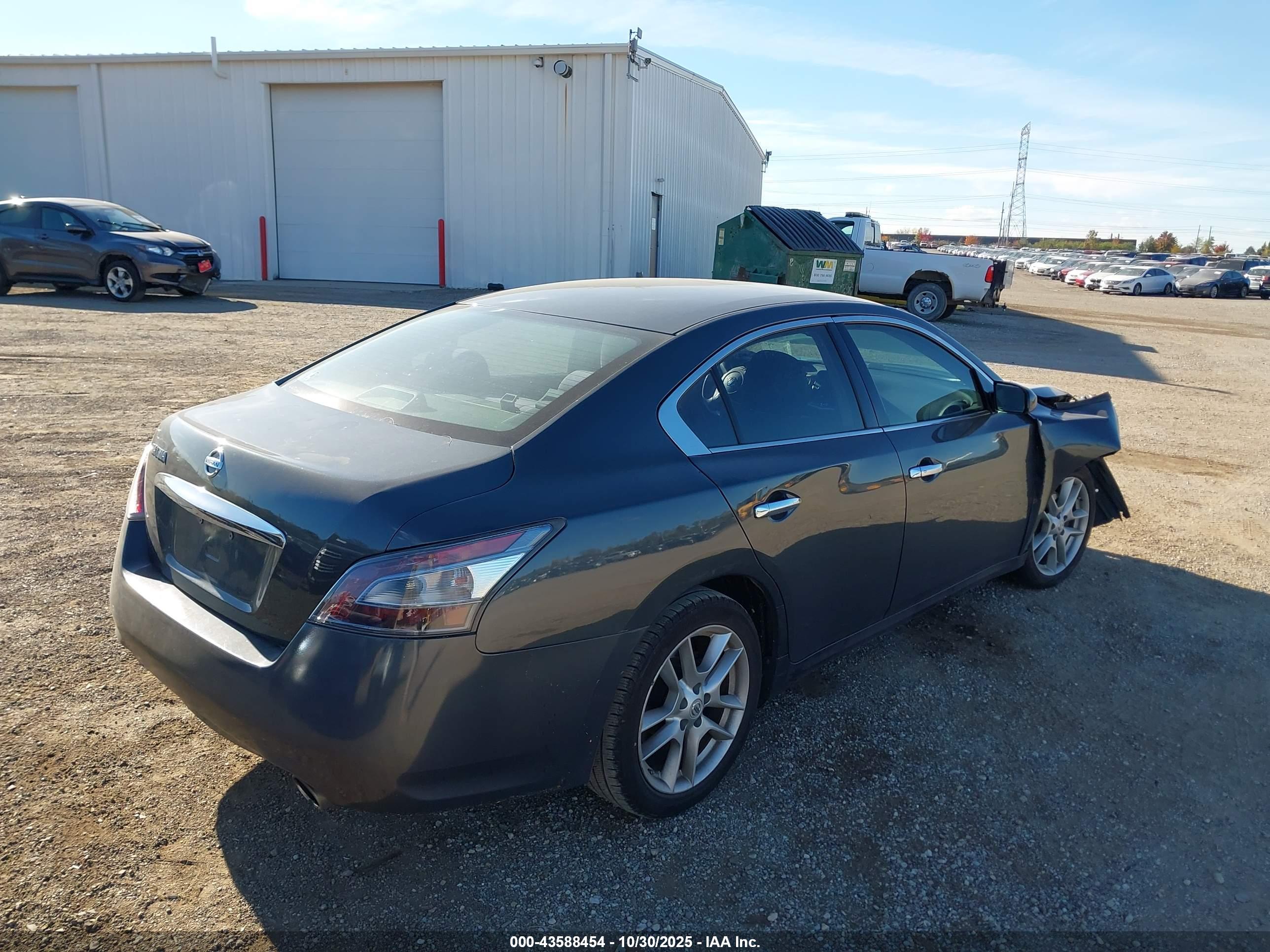 NISSAN MAXIMA image 4