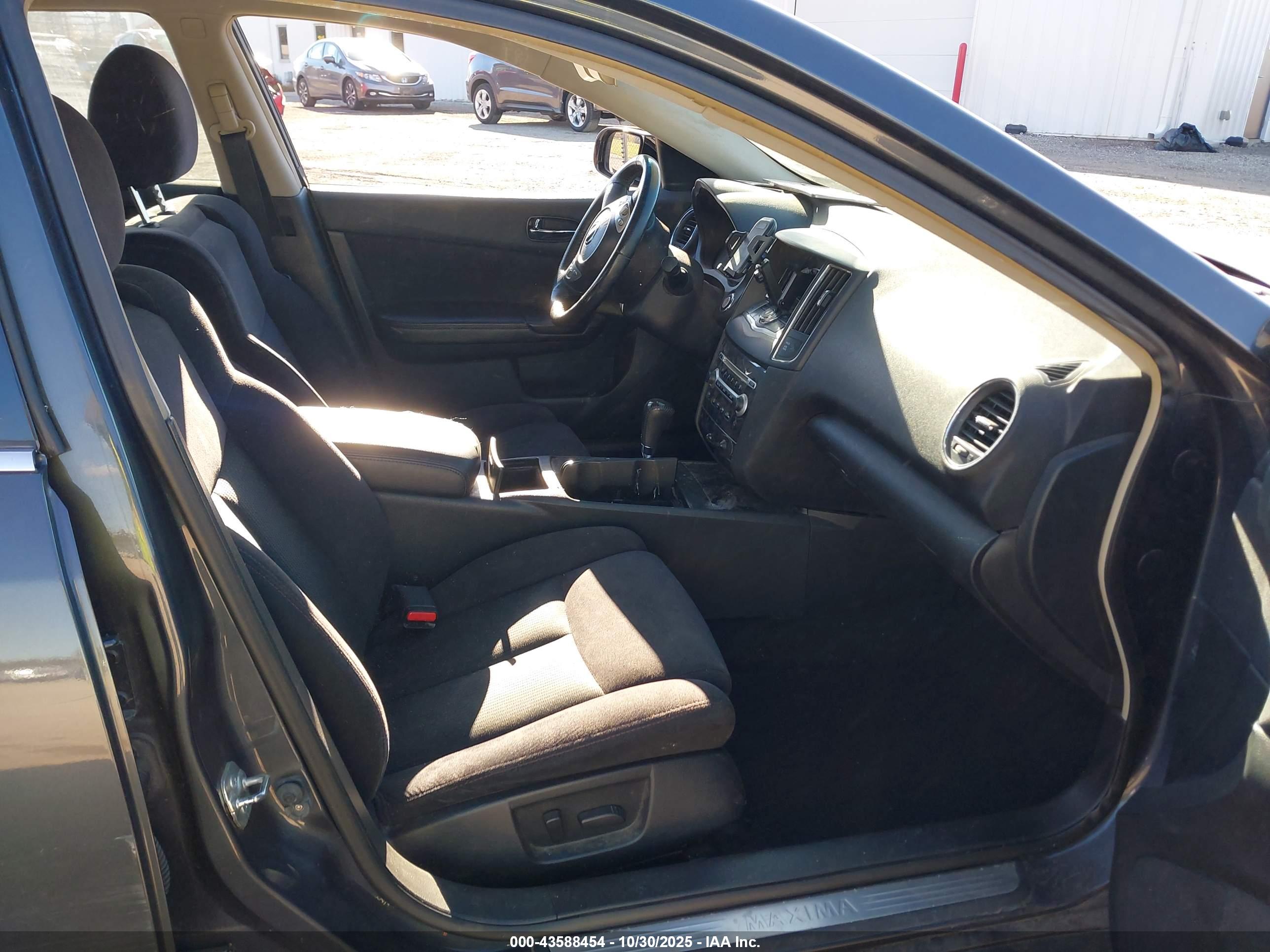 NISSAN MAXIMA image 5