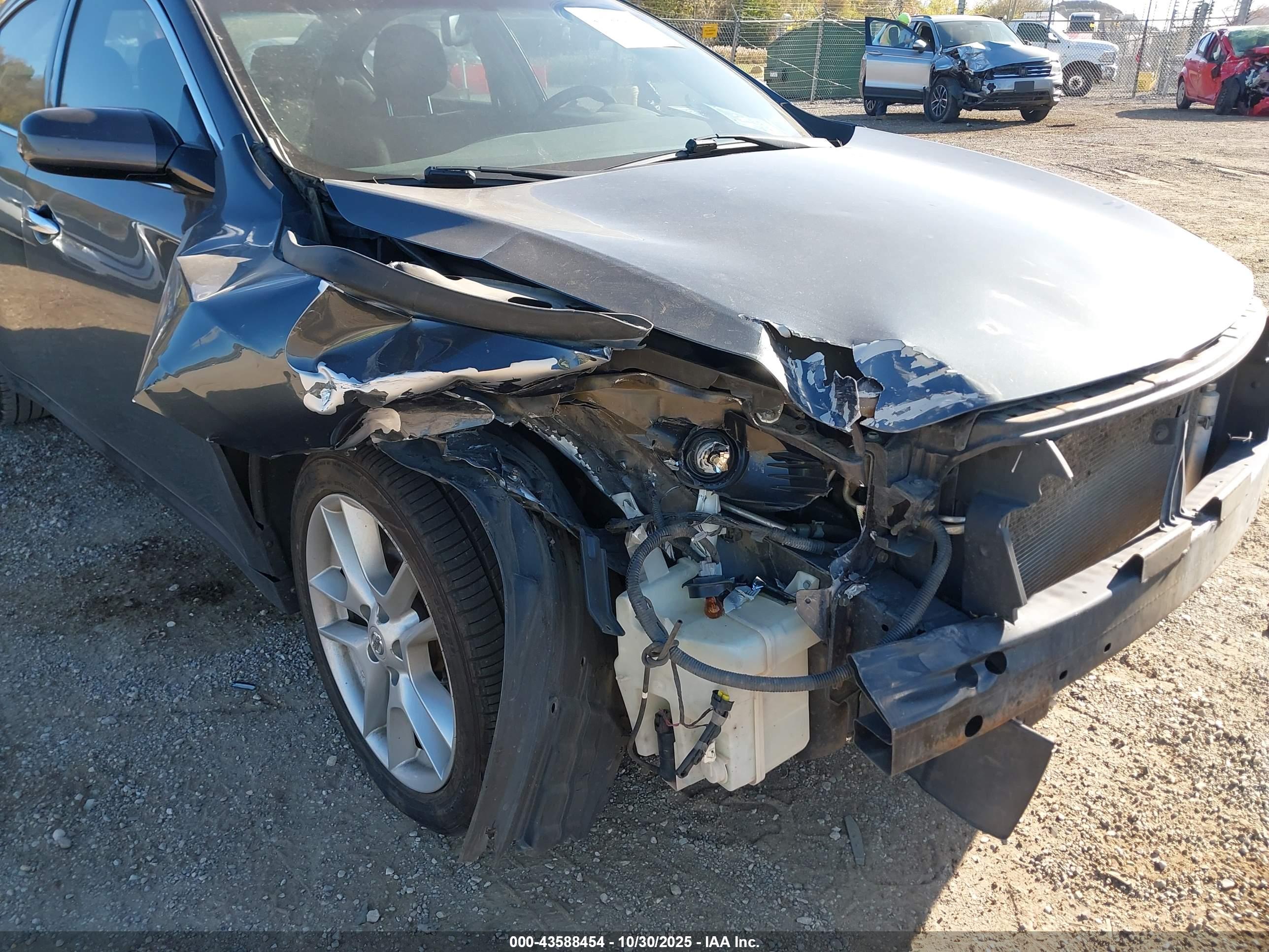 NISSAN MAXIMA image 6