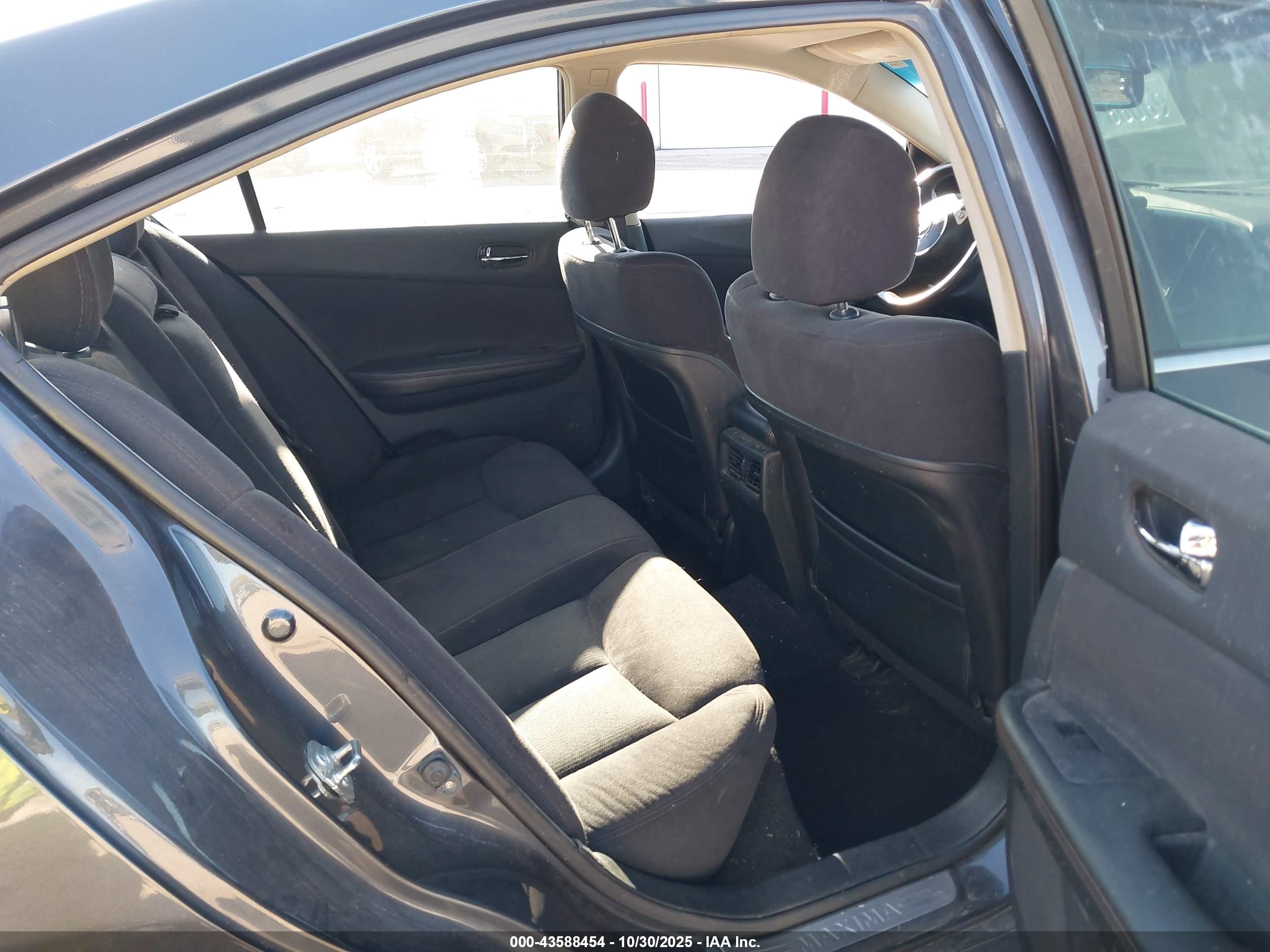 NISSAN MAXIMA image 8