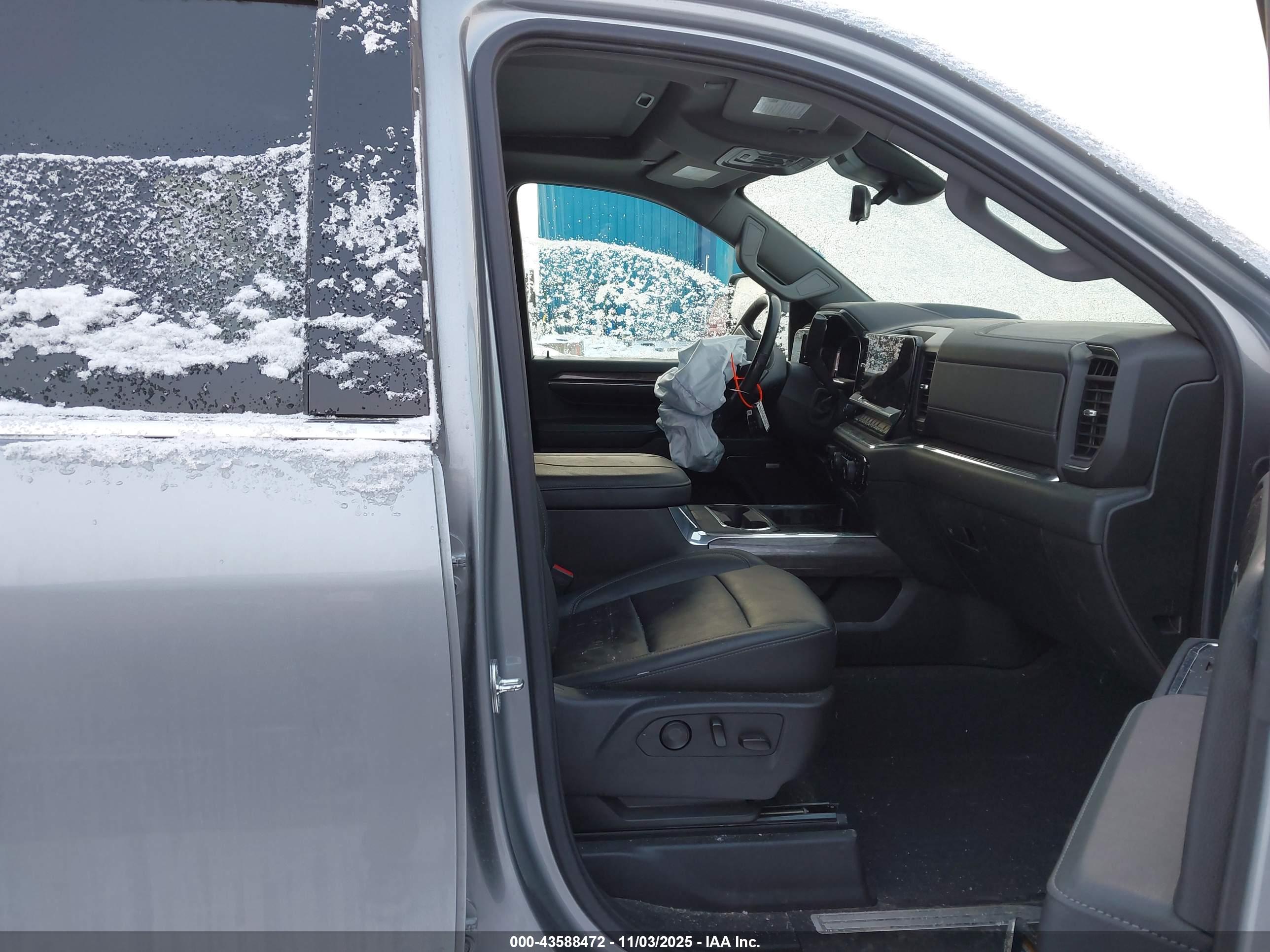 CHEVROLET SILVERADO image 8