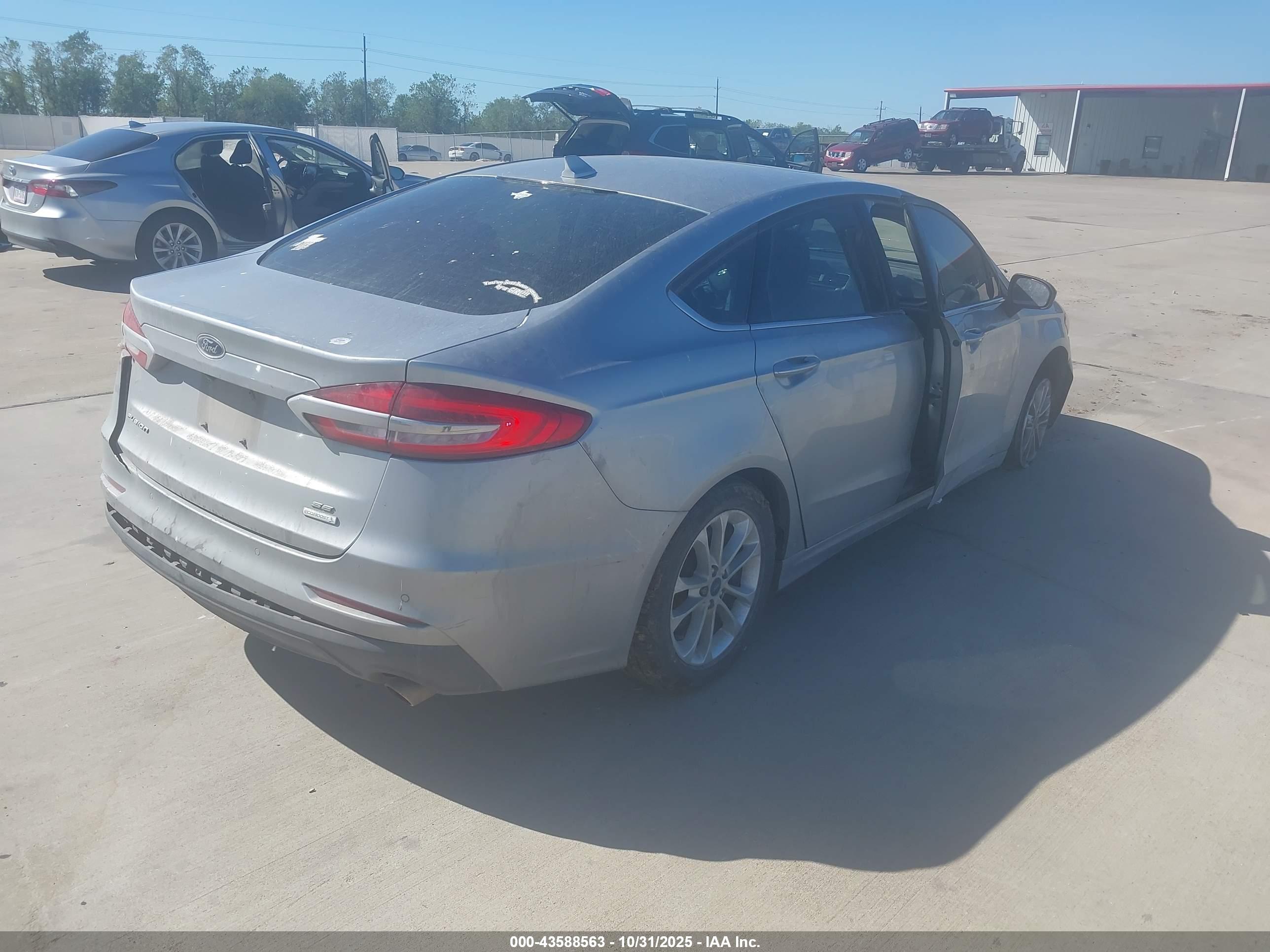 FORD FUSION image 4