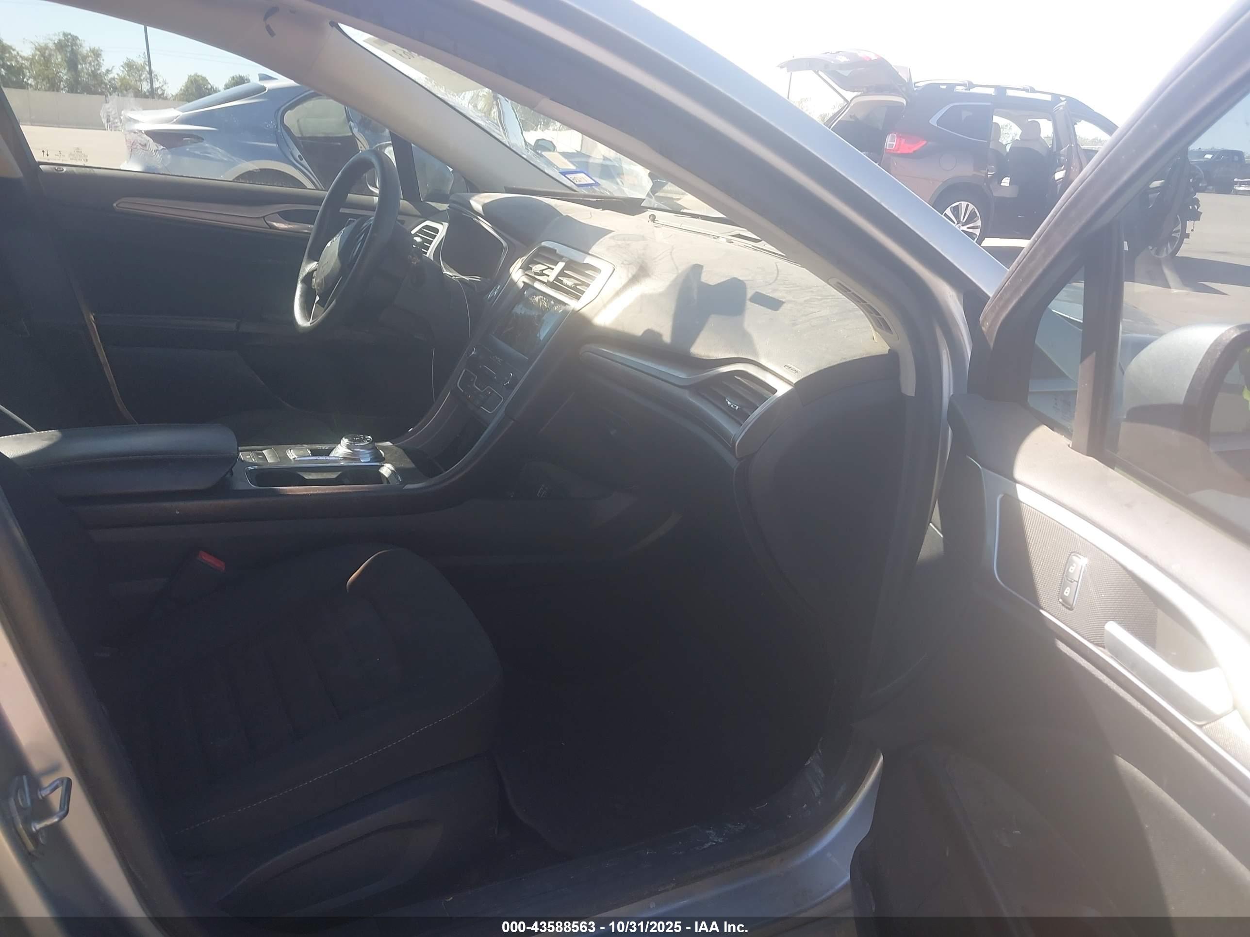 FORD FUSION image 5