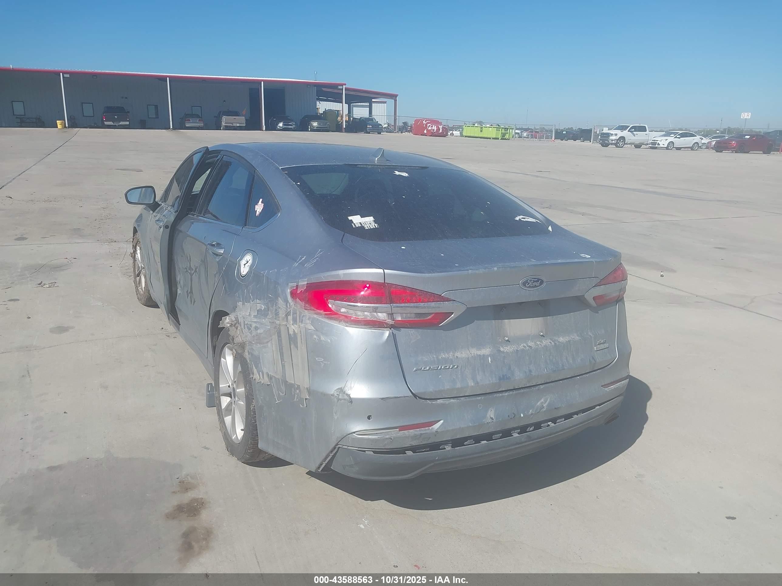 FORD FUSION image 6