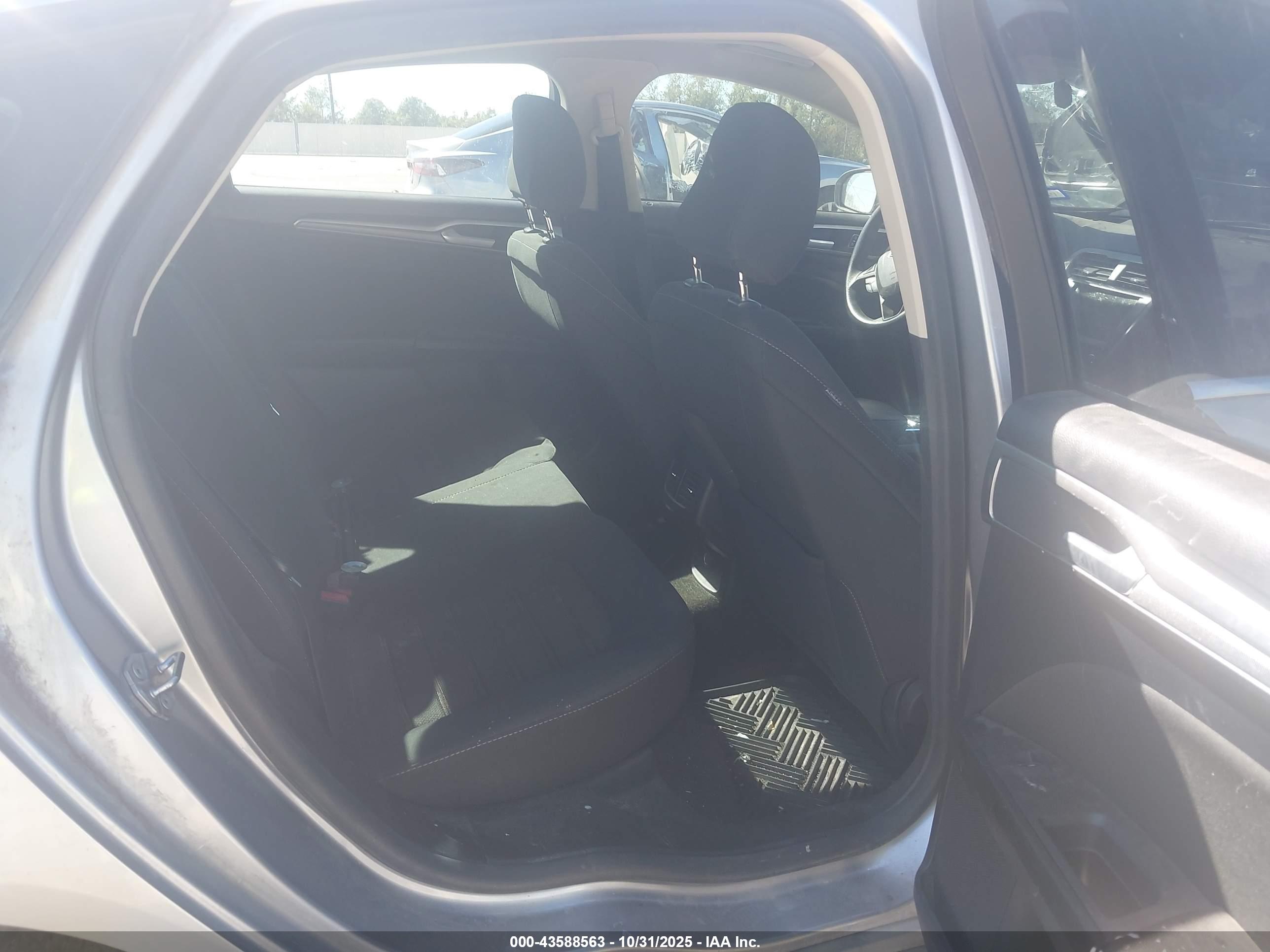 FORD FUSION image 8
