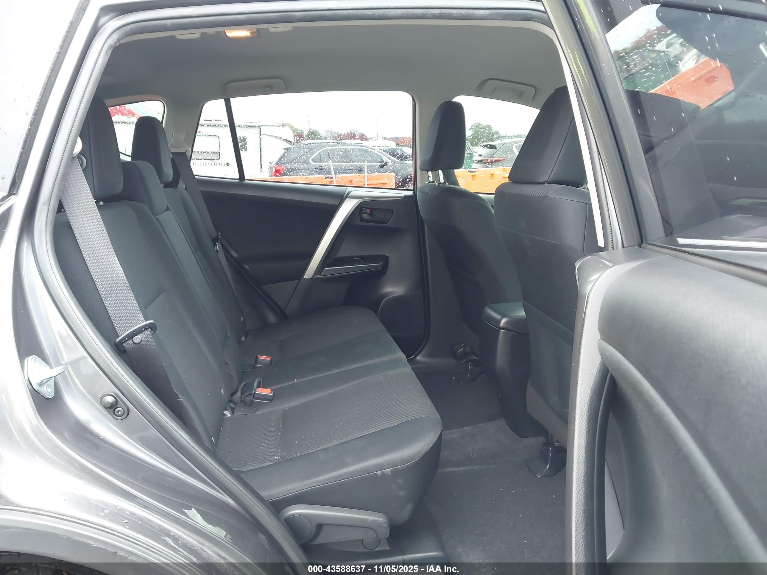 TOYOTA RAV4 image 8