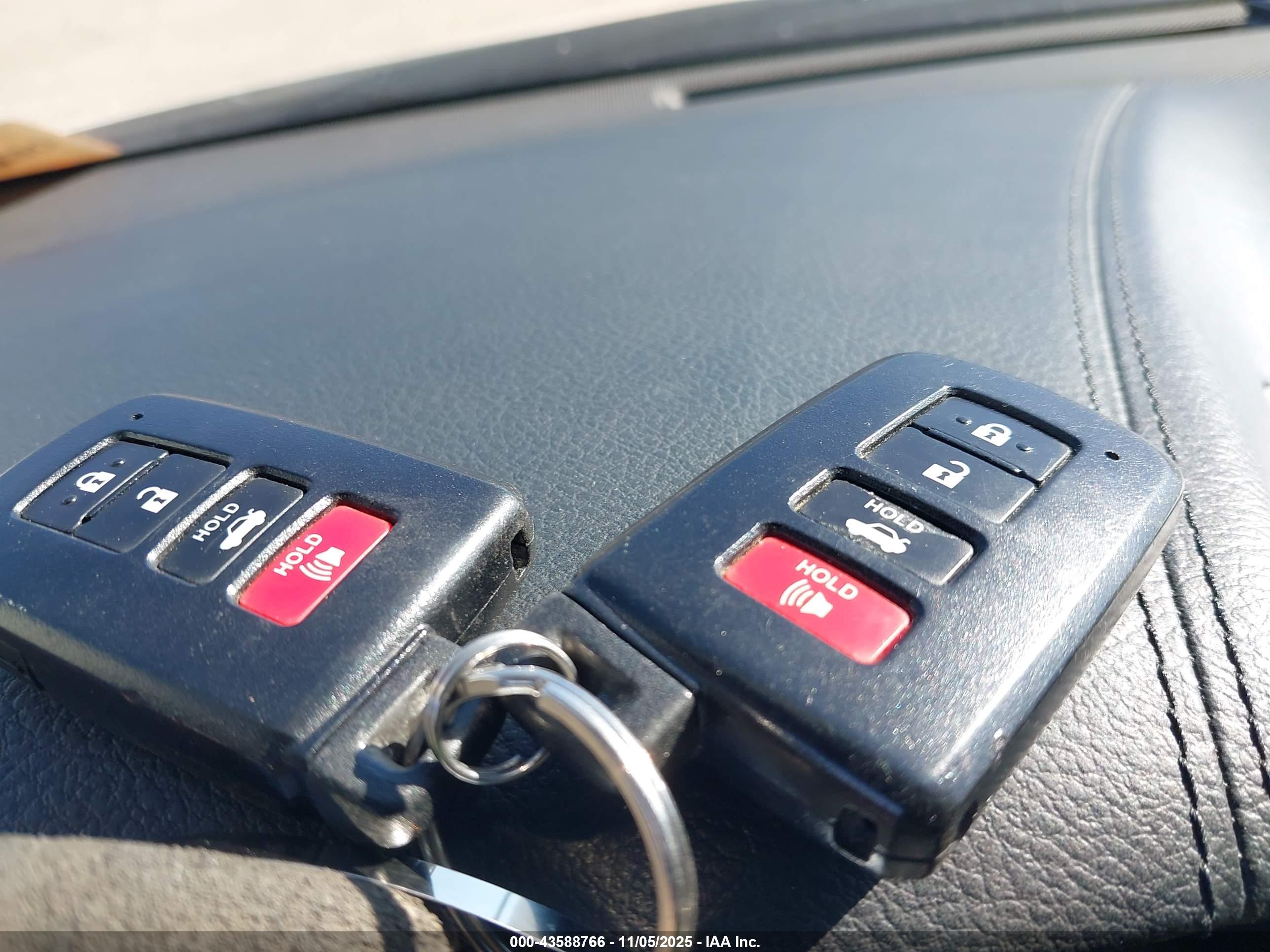 TOYOTA AVALON image 11