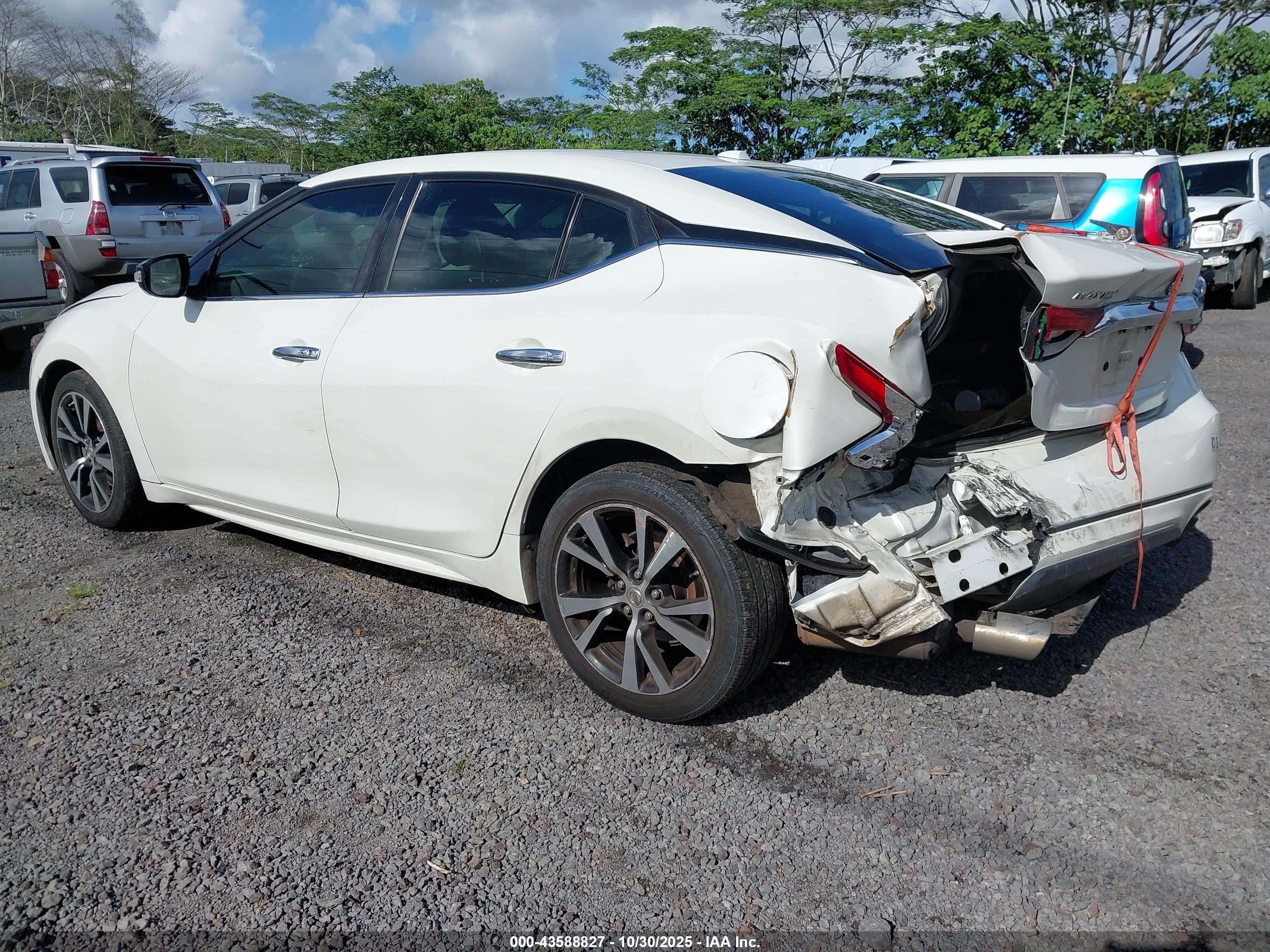 NISSAN MAXIMA image 3