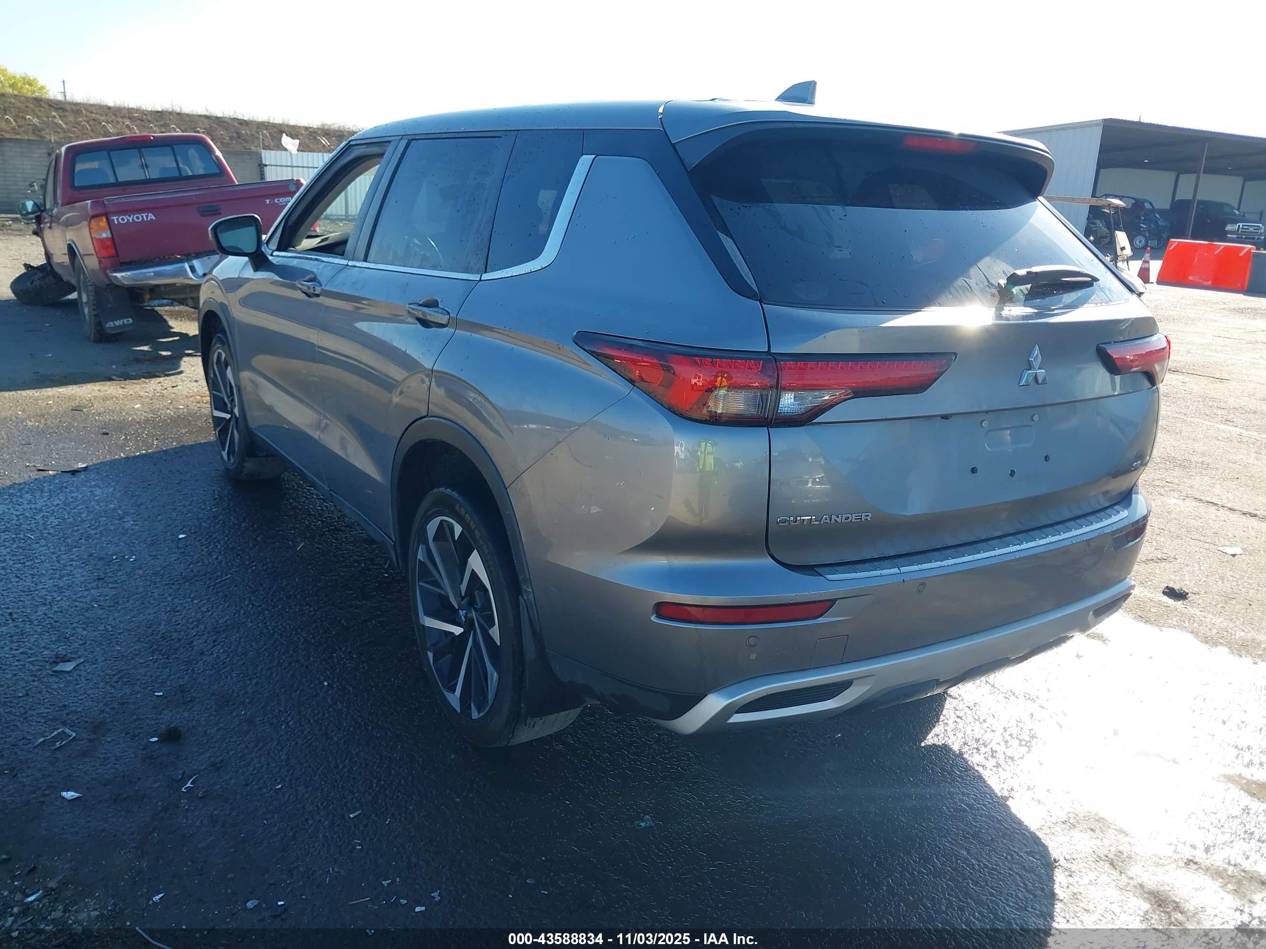 MITSUBISHI OUTLANDER image 3