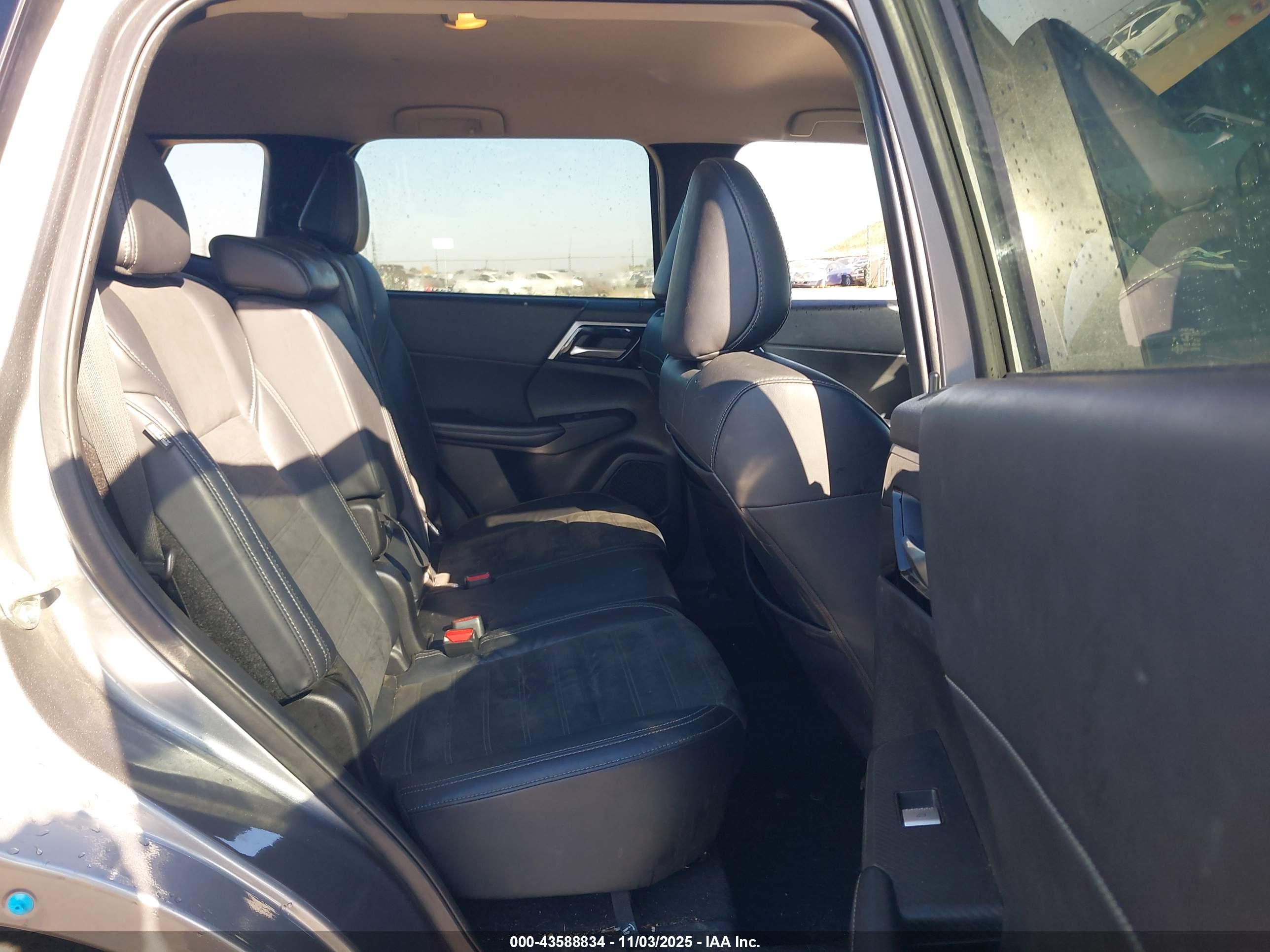 MITSUBISHI OUTLANDER image 8