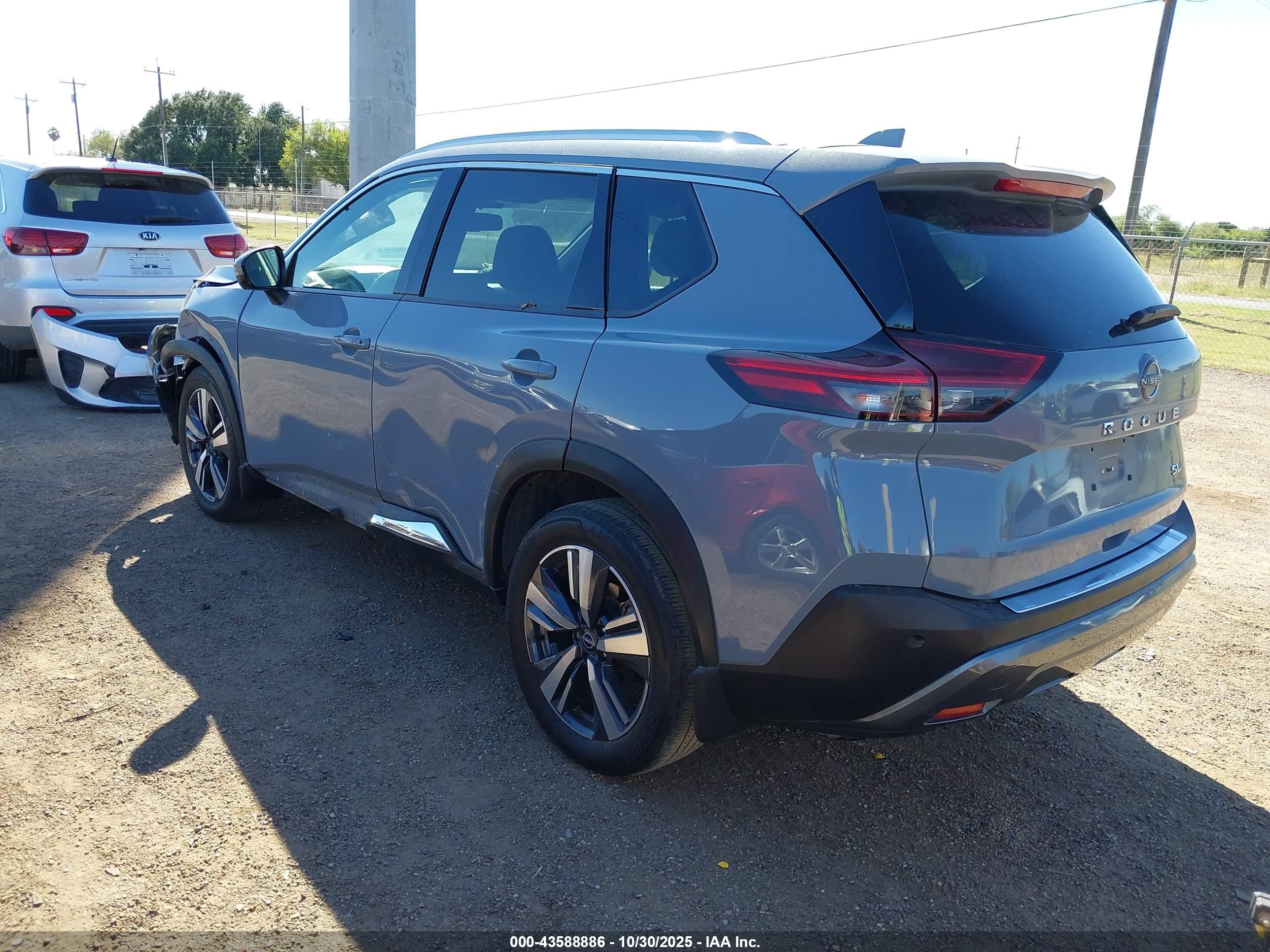 NISSAN ROGUE image 3