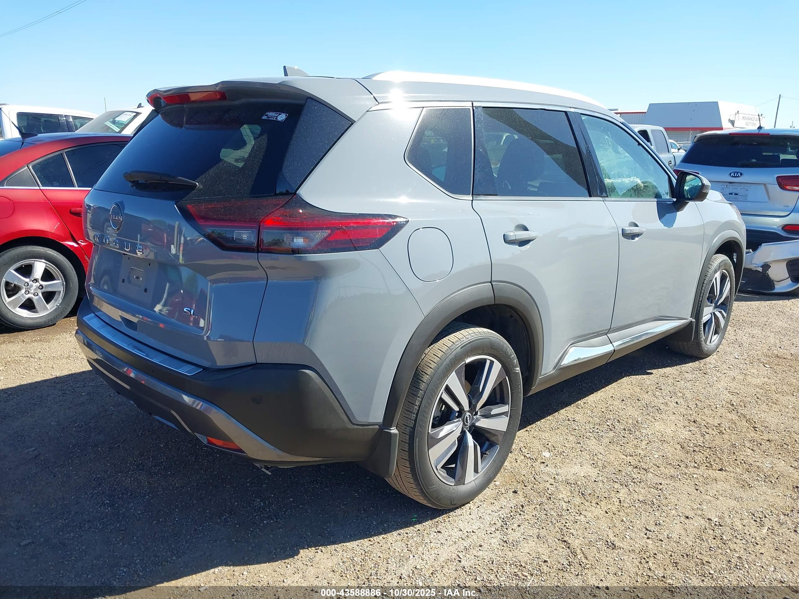 NISSAN ROGUE image 4