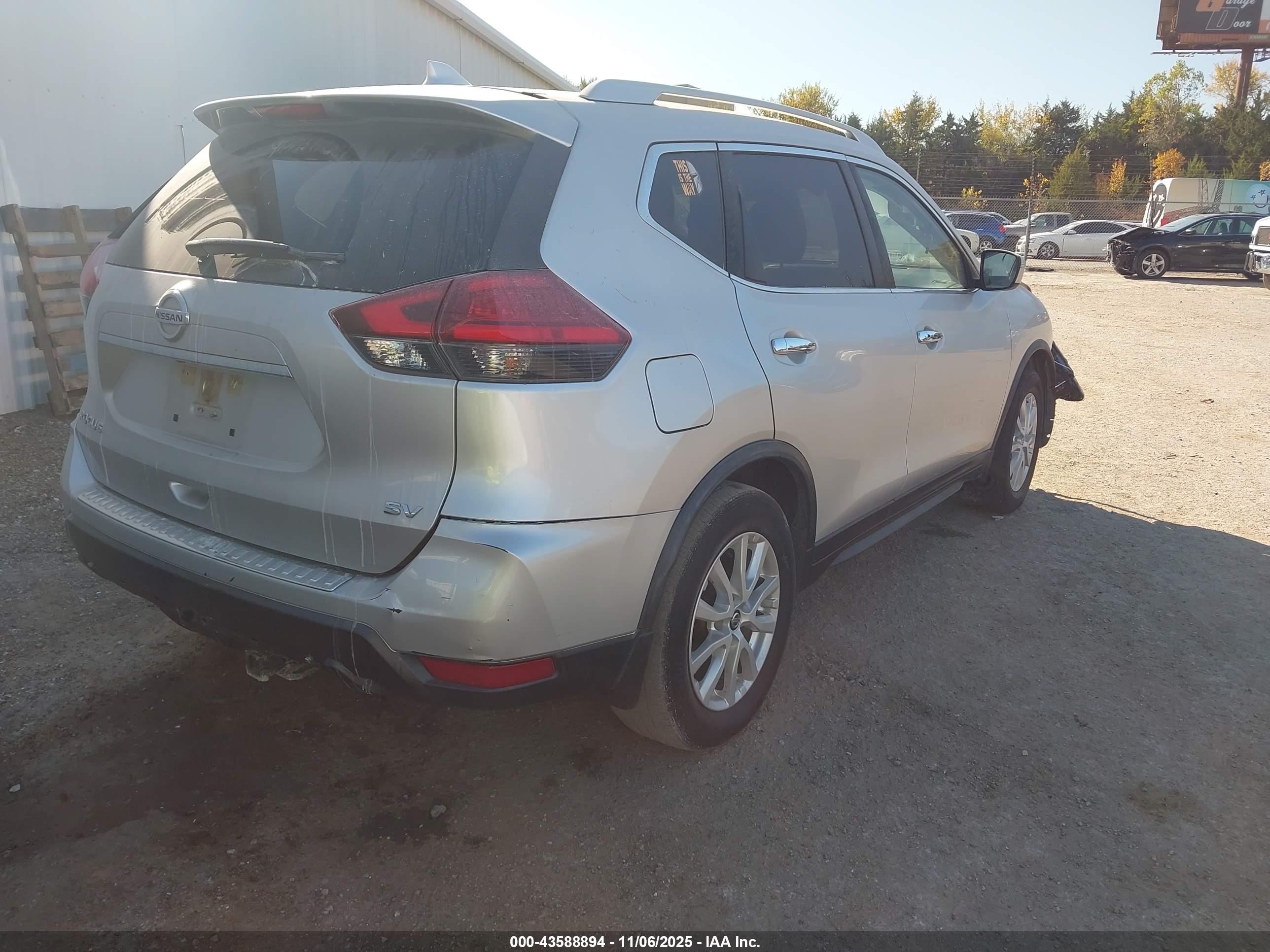 NISSAN ROGUE image 4