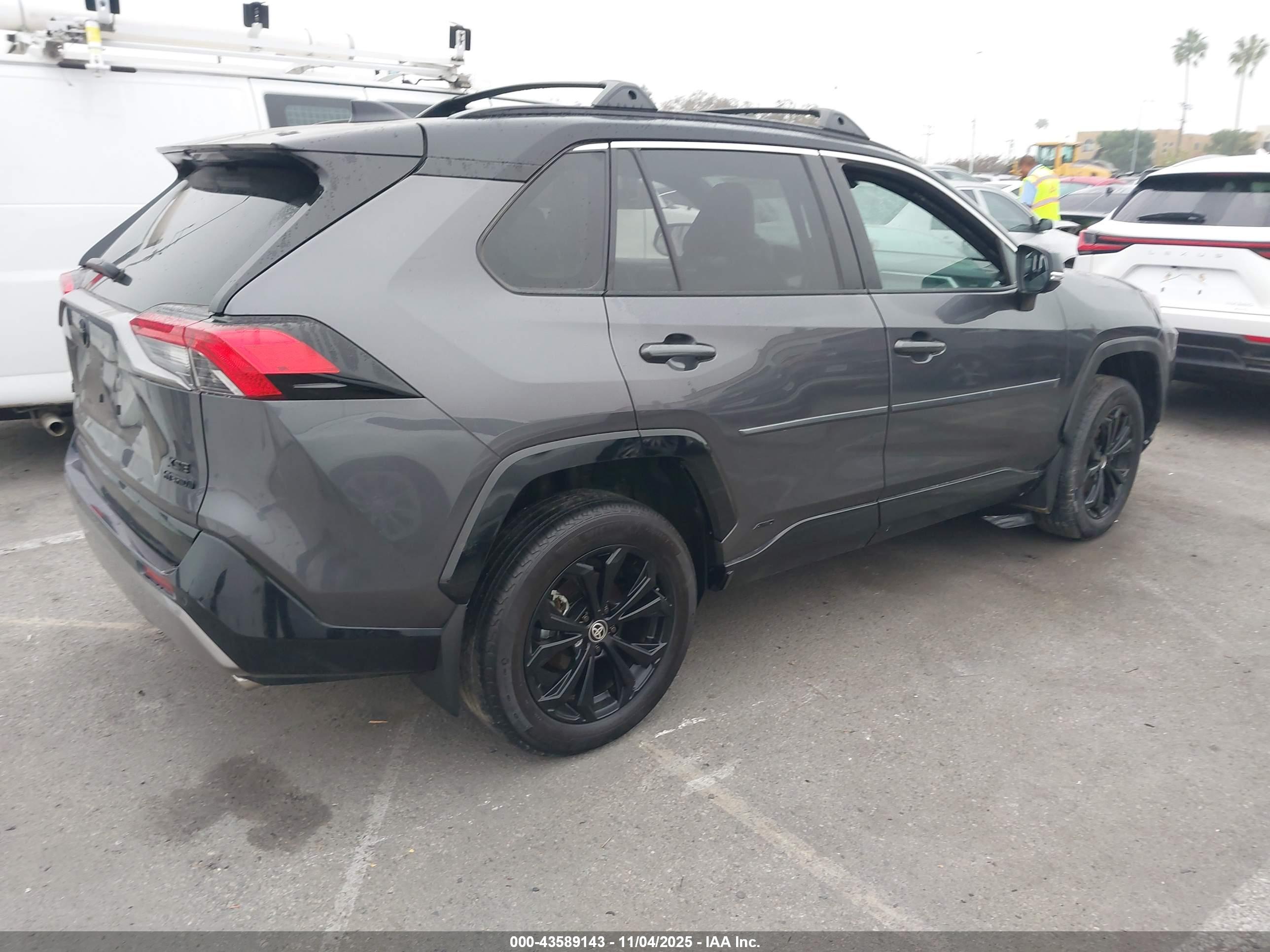TOYOTA RAV4 image 4