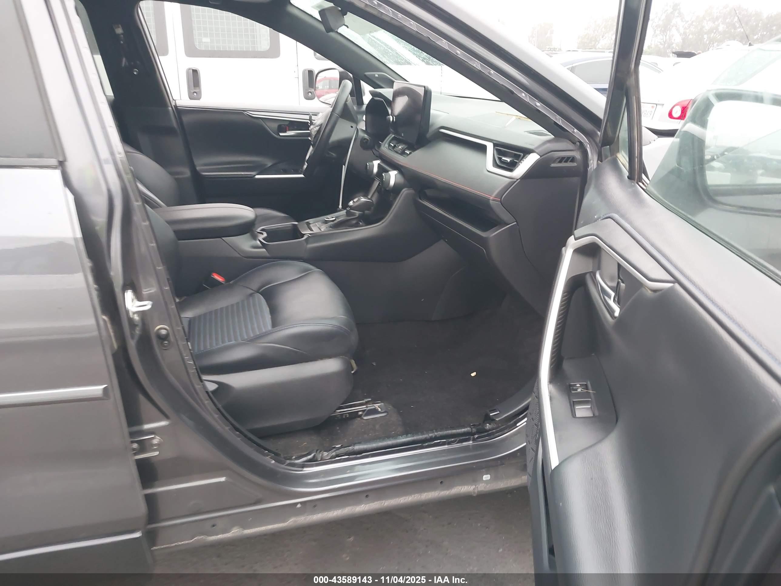 TOYOTA RAV4 image 5