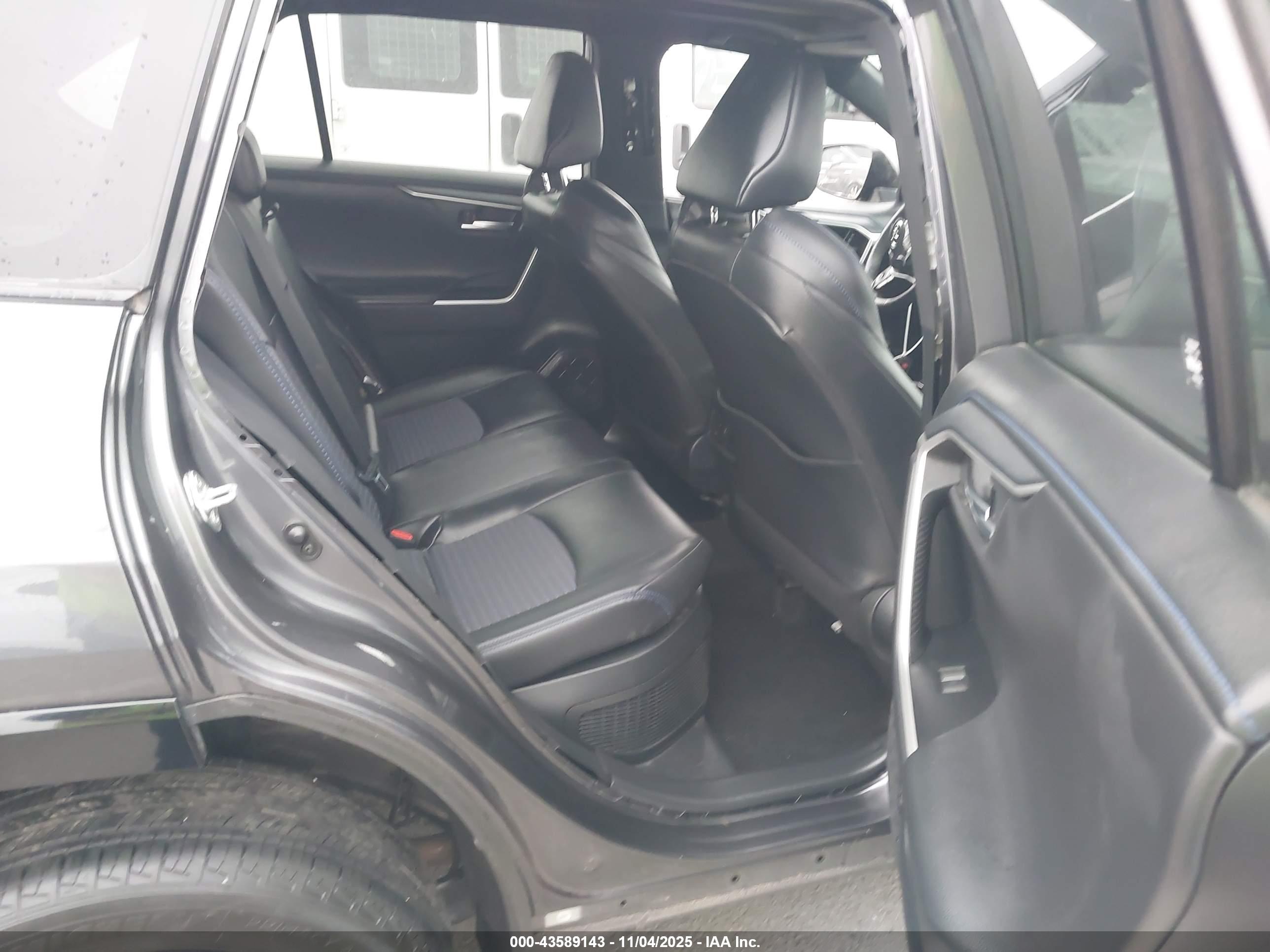 TOYOTA RAV4 image 8