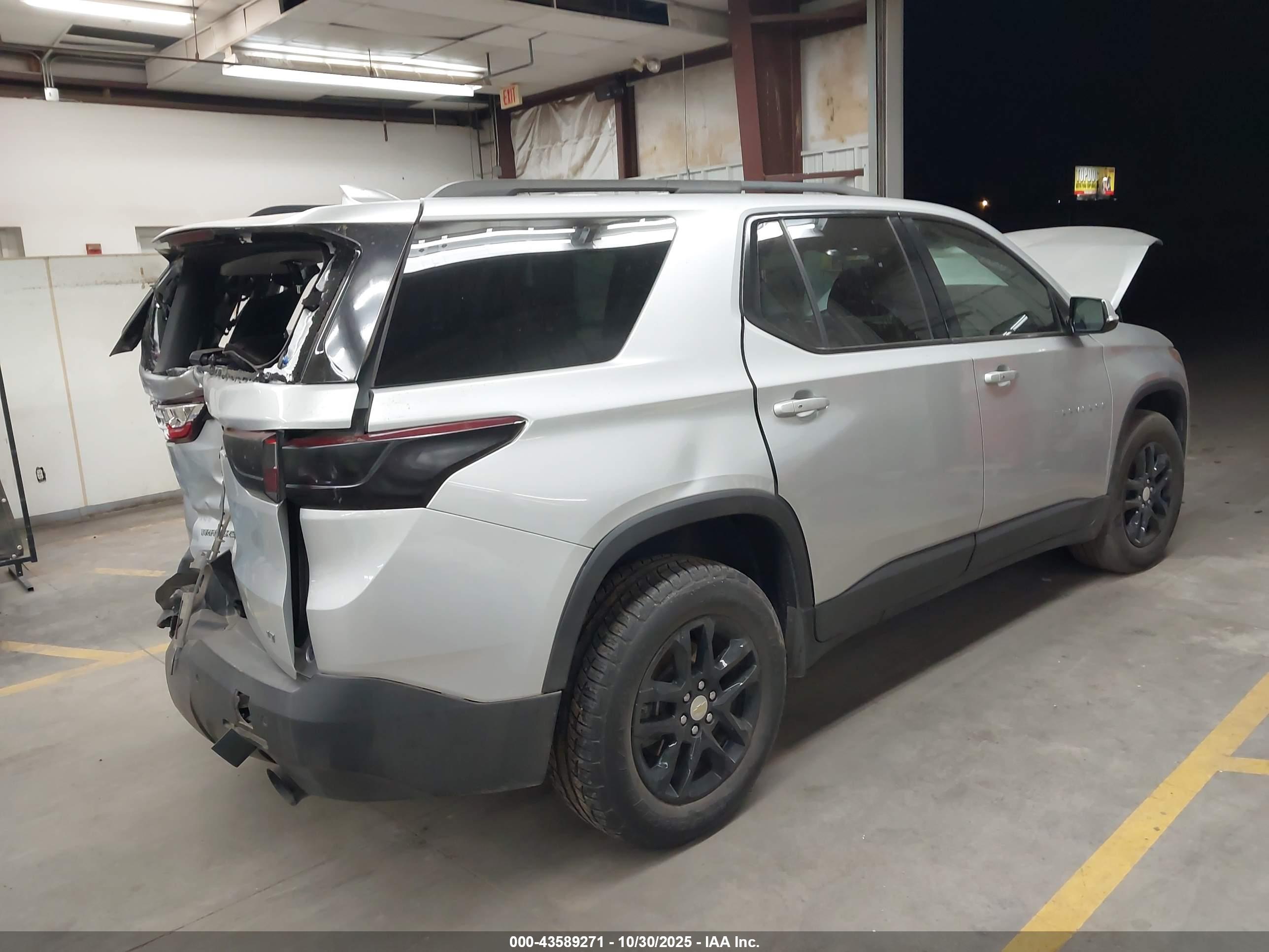 CHEVROLET TRAVERSE image 4