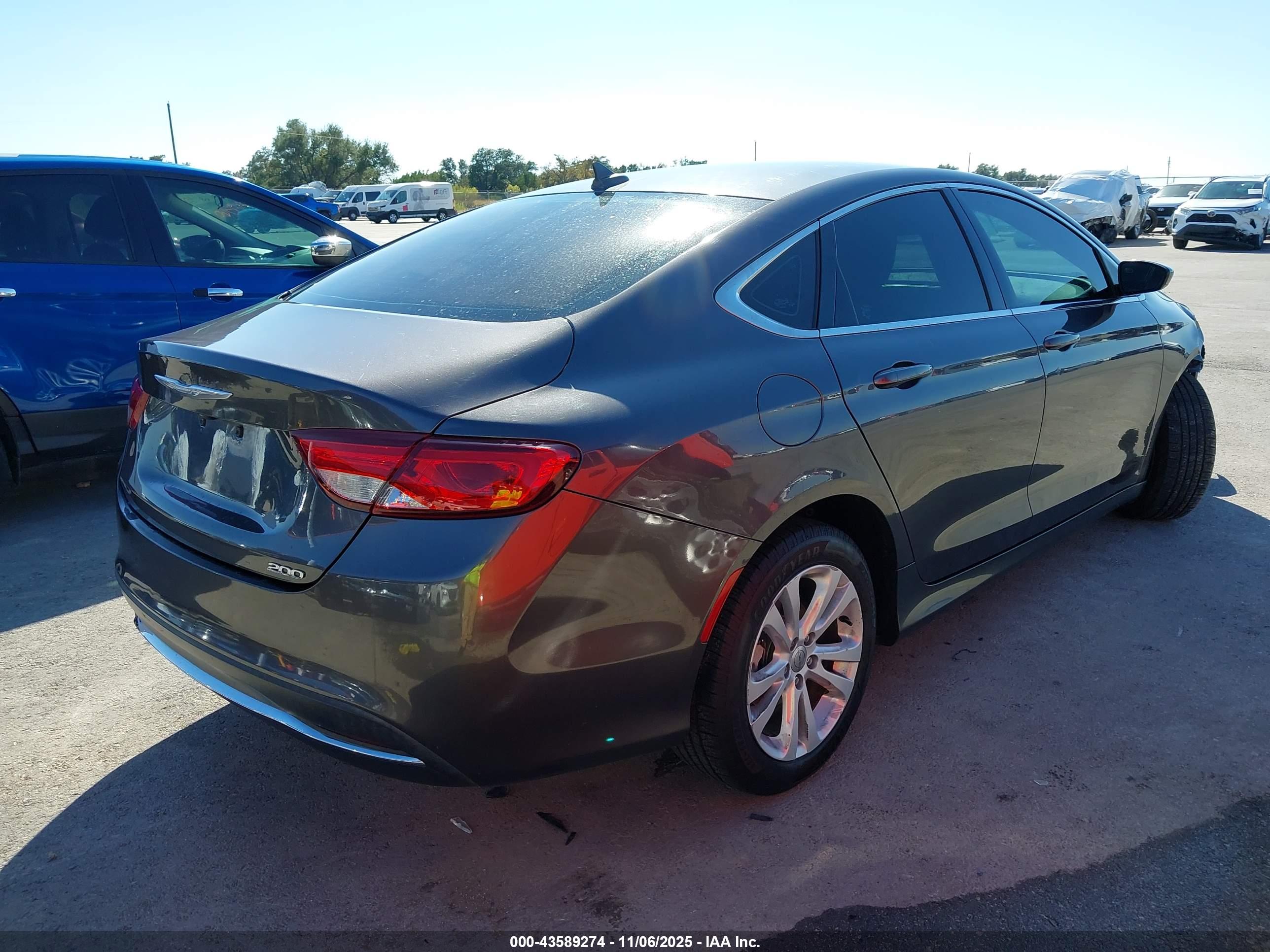 CHRYSLER 200 image 4