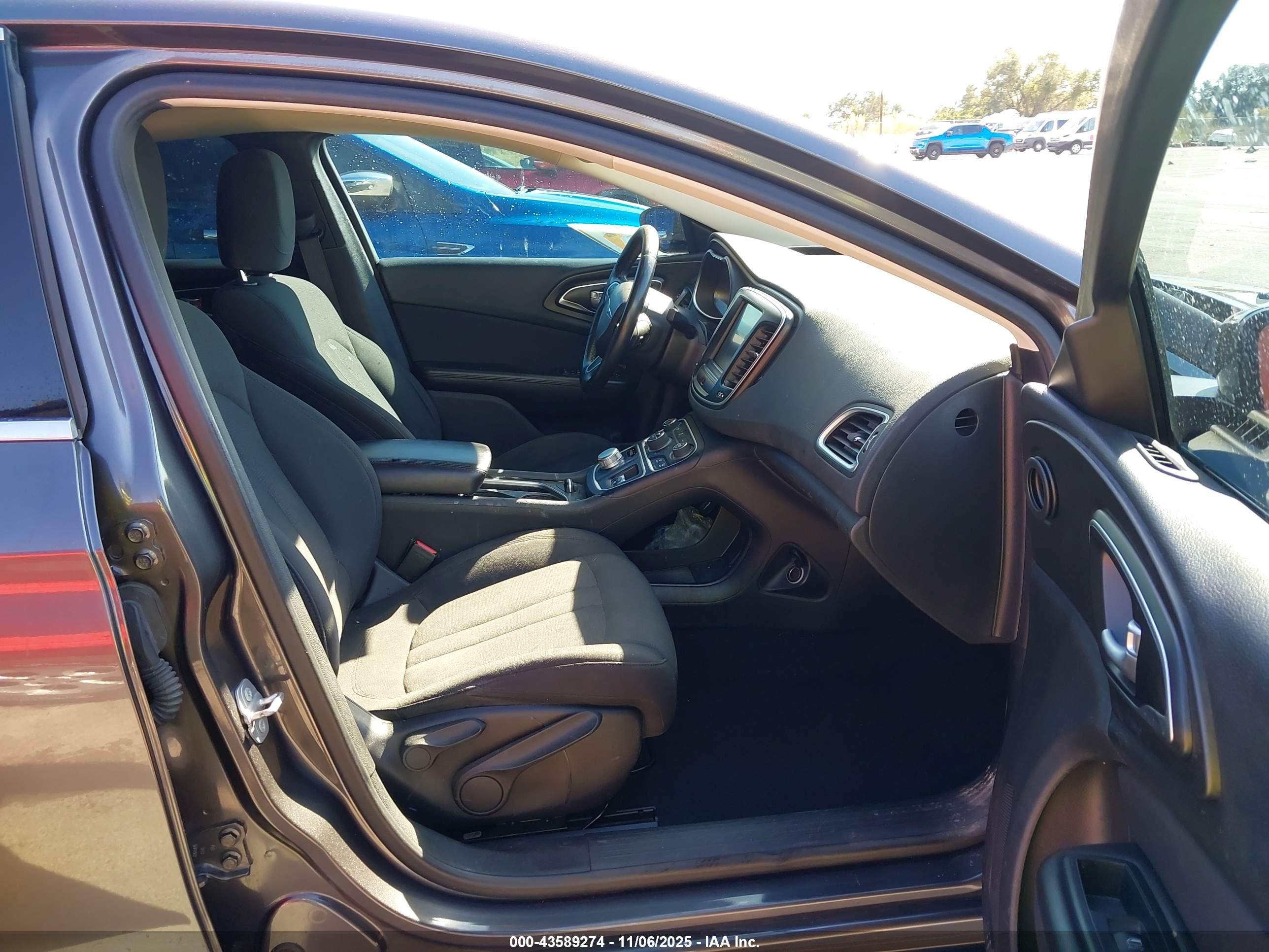 CHRYSLER 200 image 5