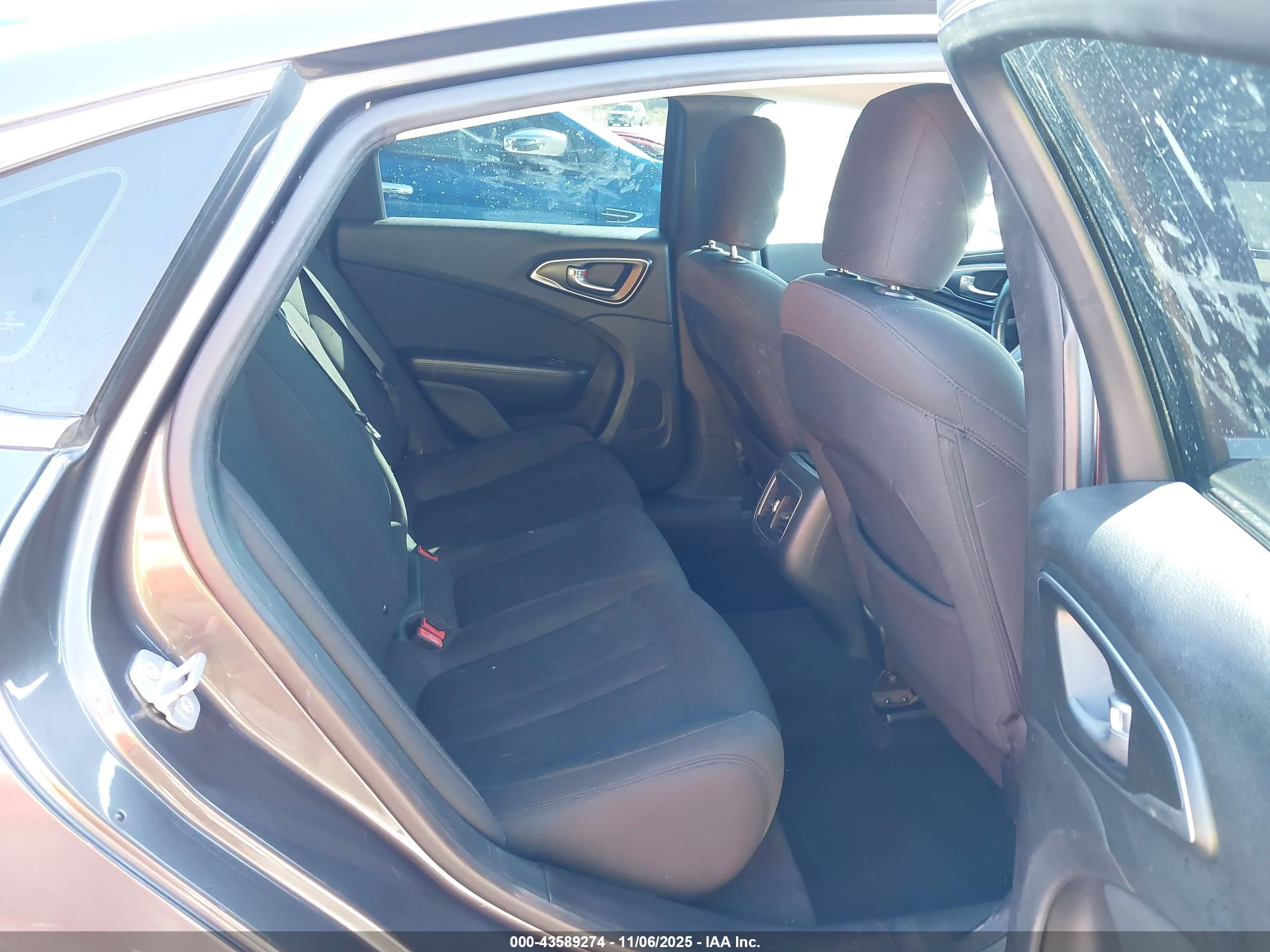 CHRYSLER 200 image 8