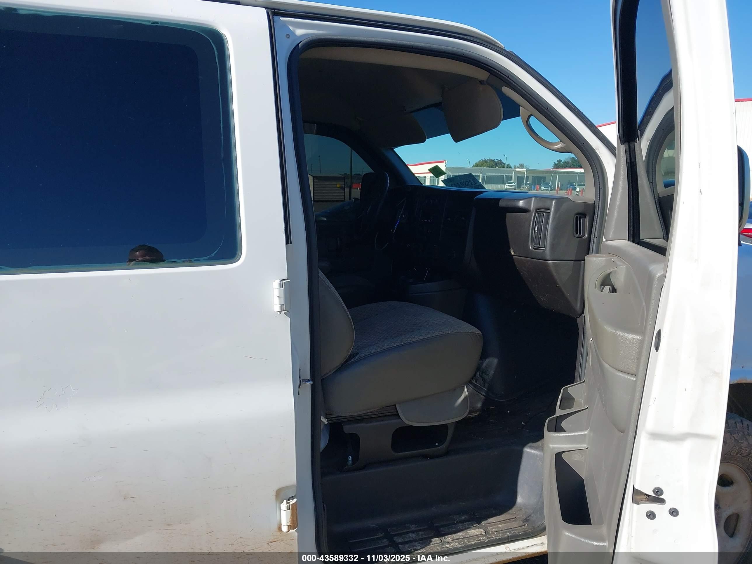 CHEVROLET EXPRESS image 5