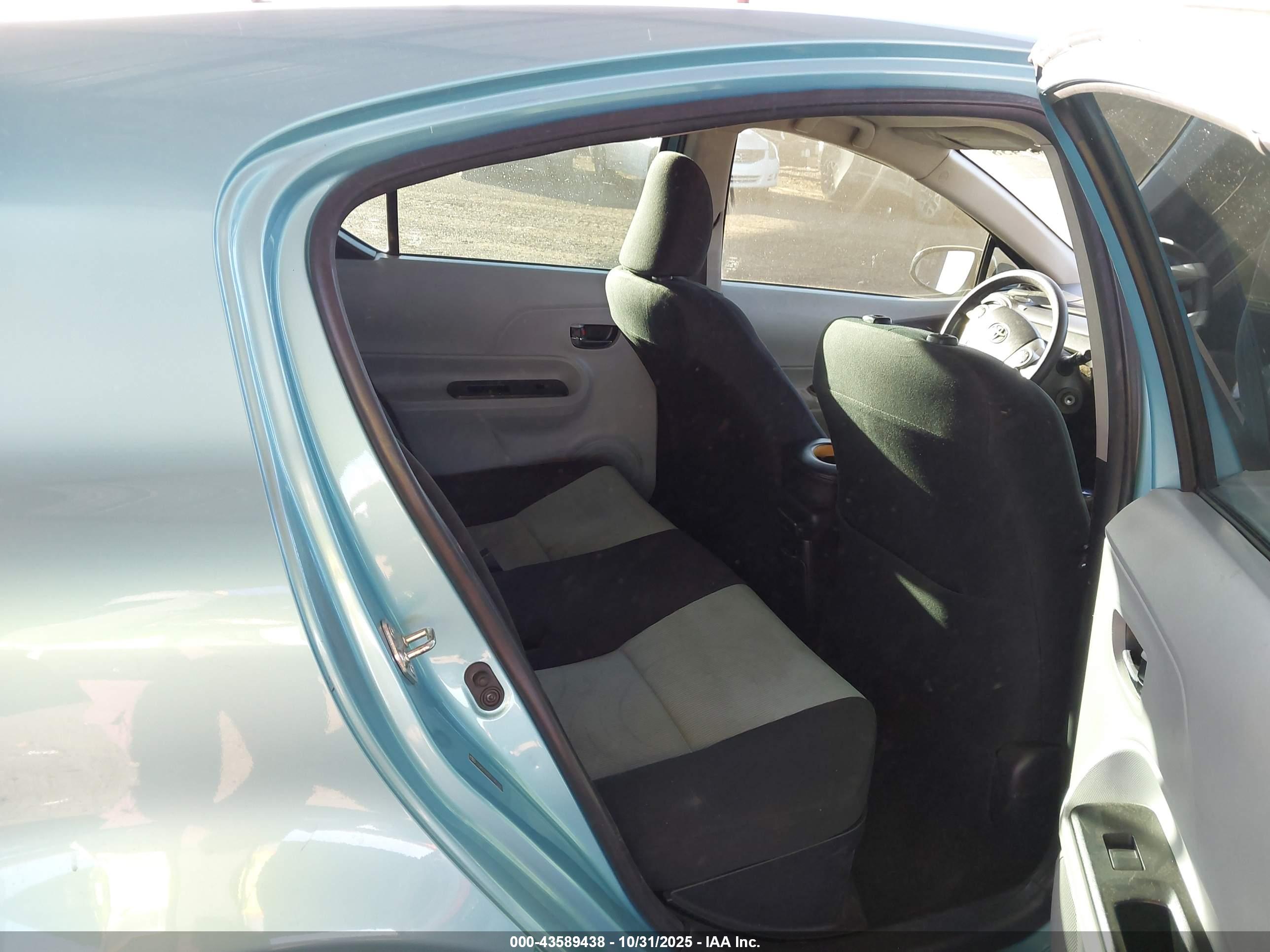 TOYOTA PRIUS image 8